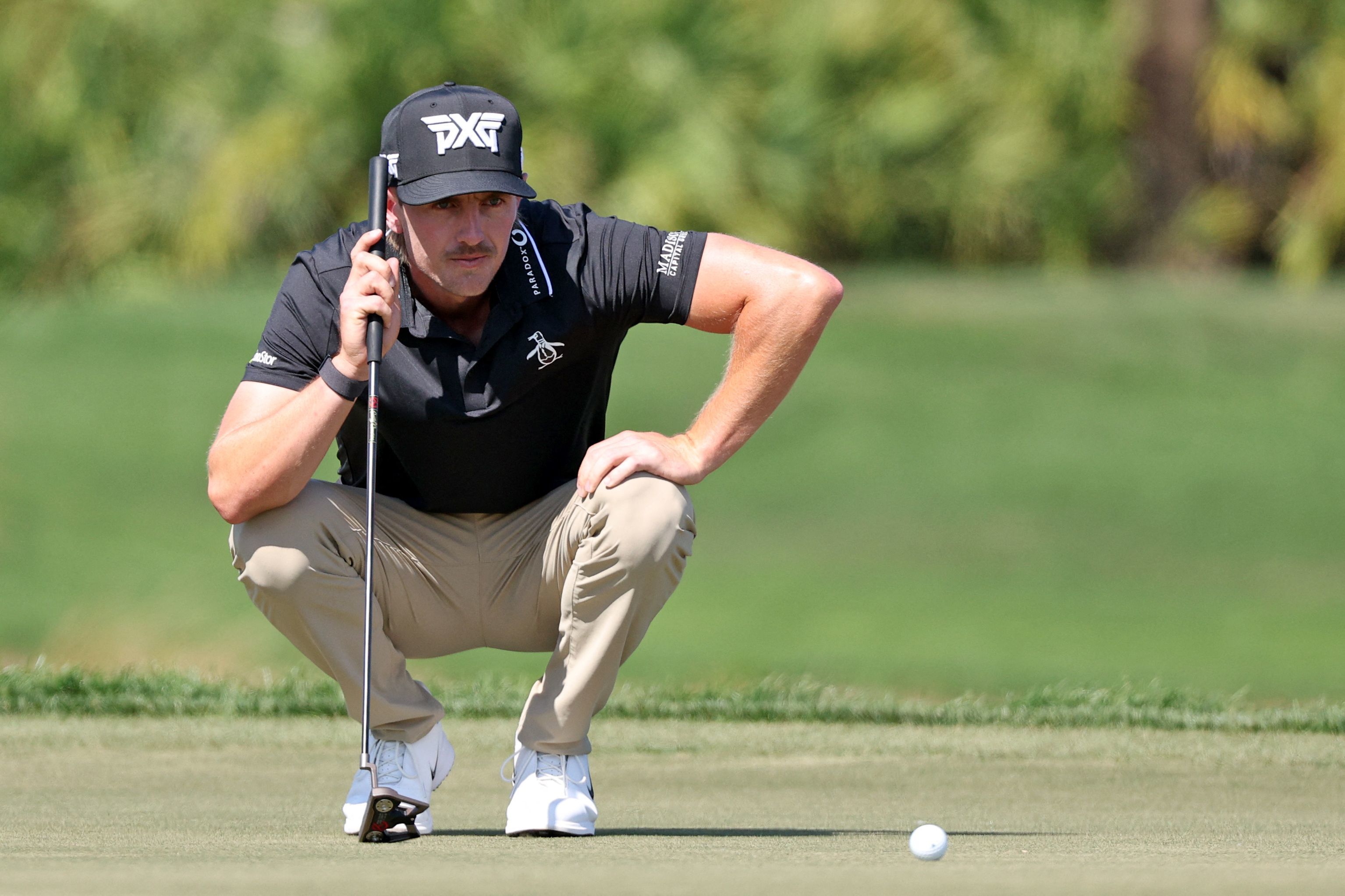 Jake Knapp observa la caída de la bola en el green.