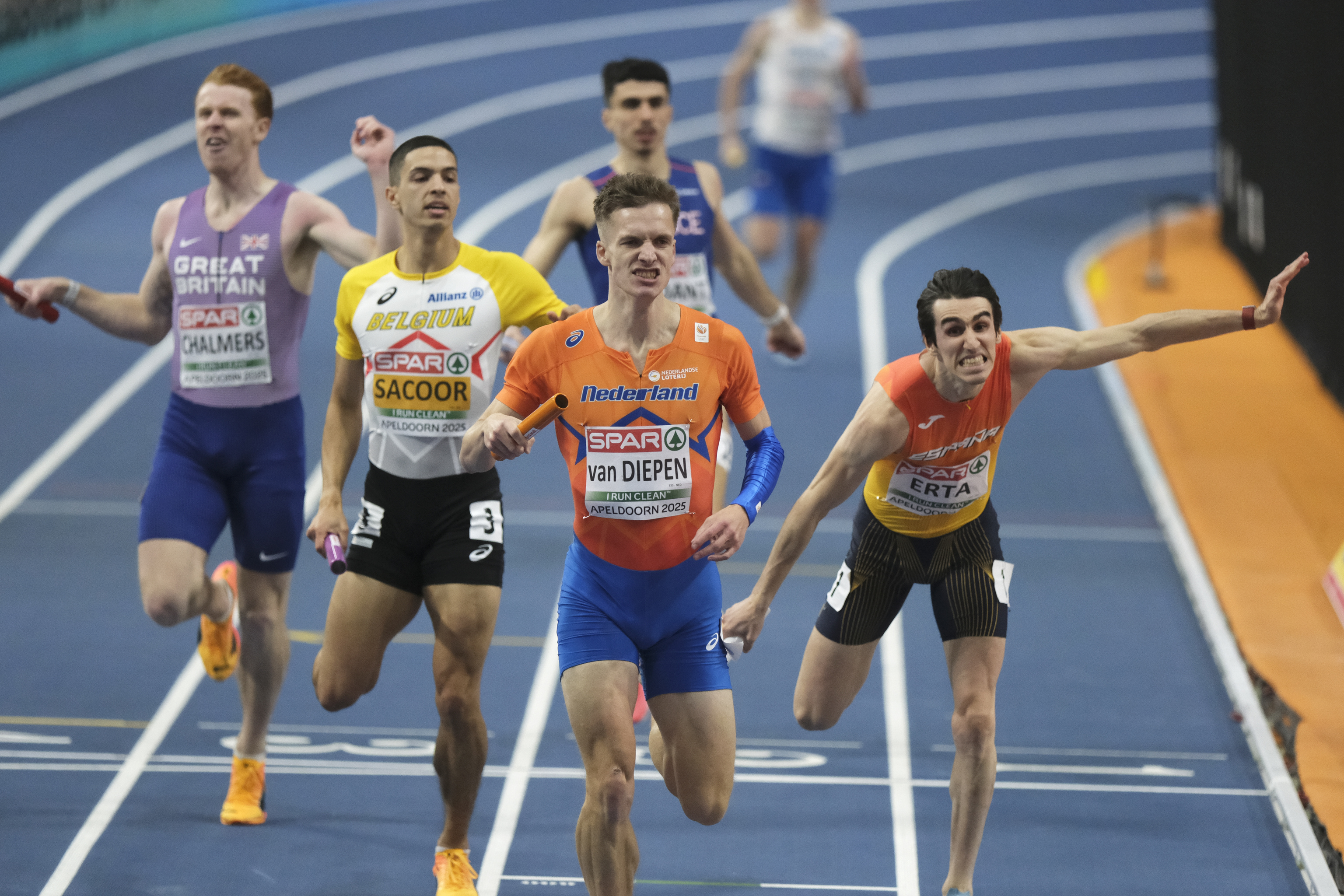 Erta, a la derecha, se lanza en la meta.