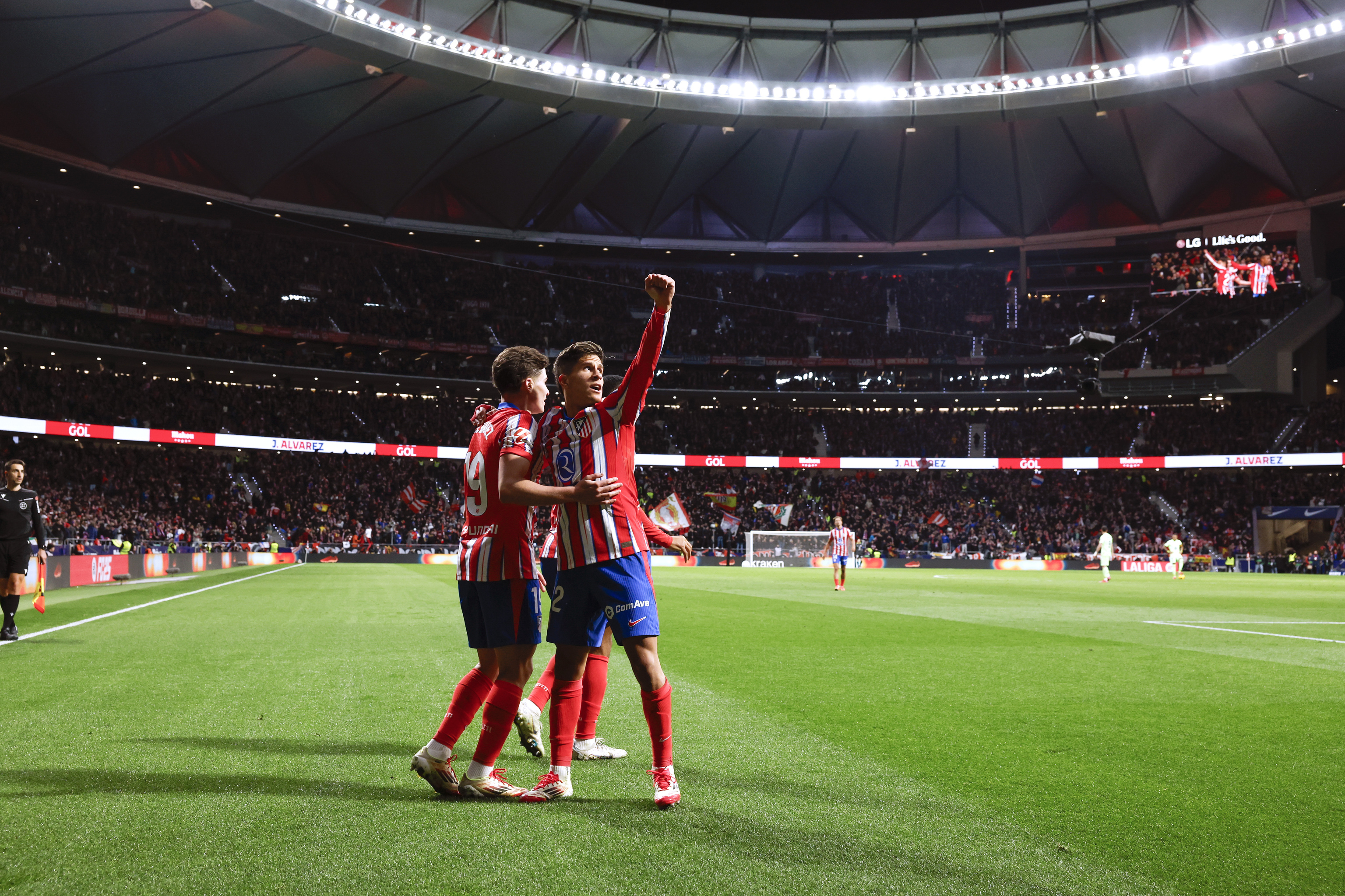 Julián y Giulano celebran el primer gol del equipo rojiblanco.