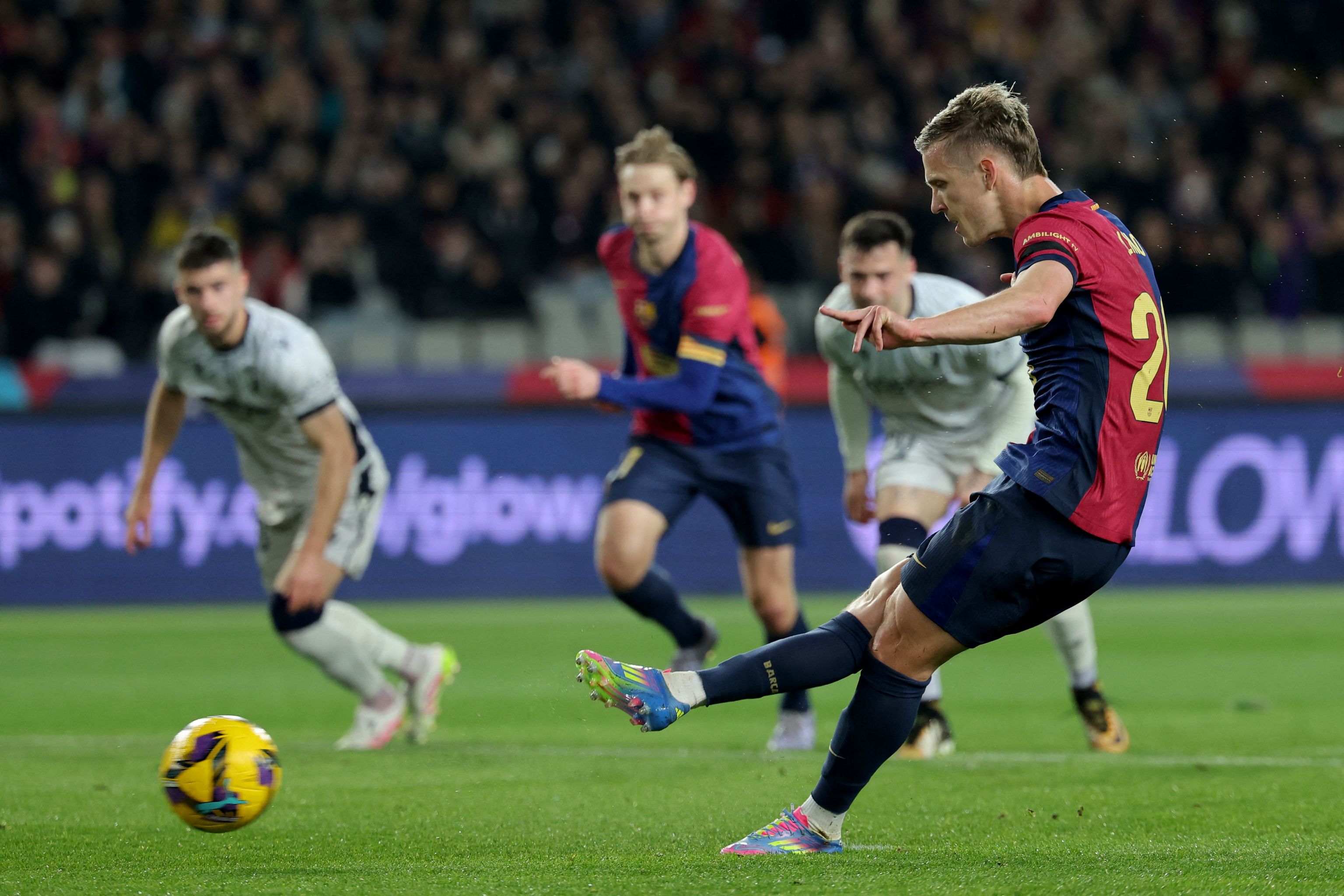 Dani Olmo, en la acción del 2-0 en Montjuïc.
