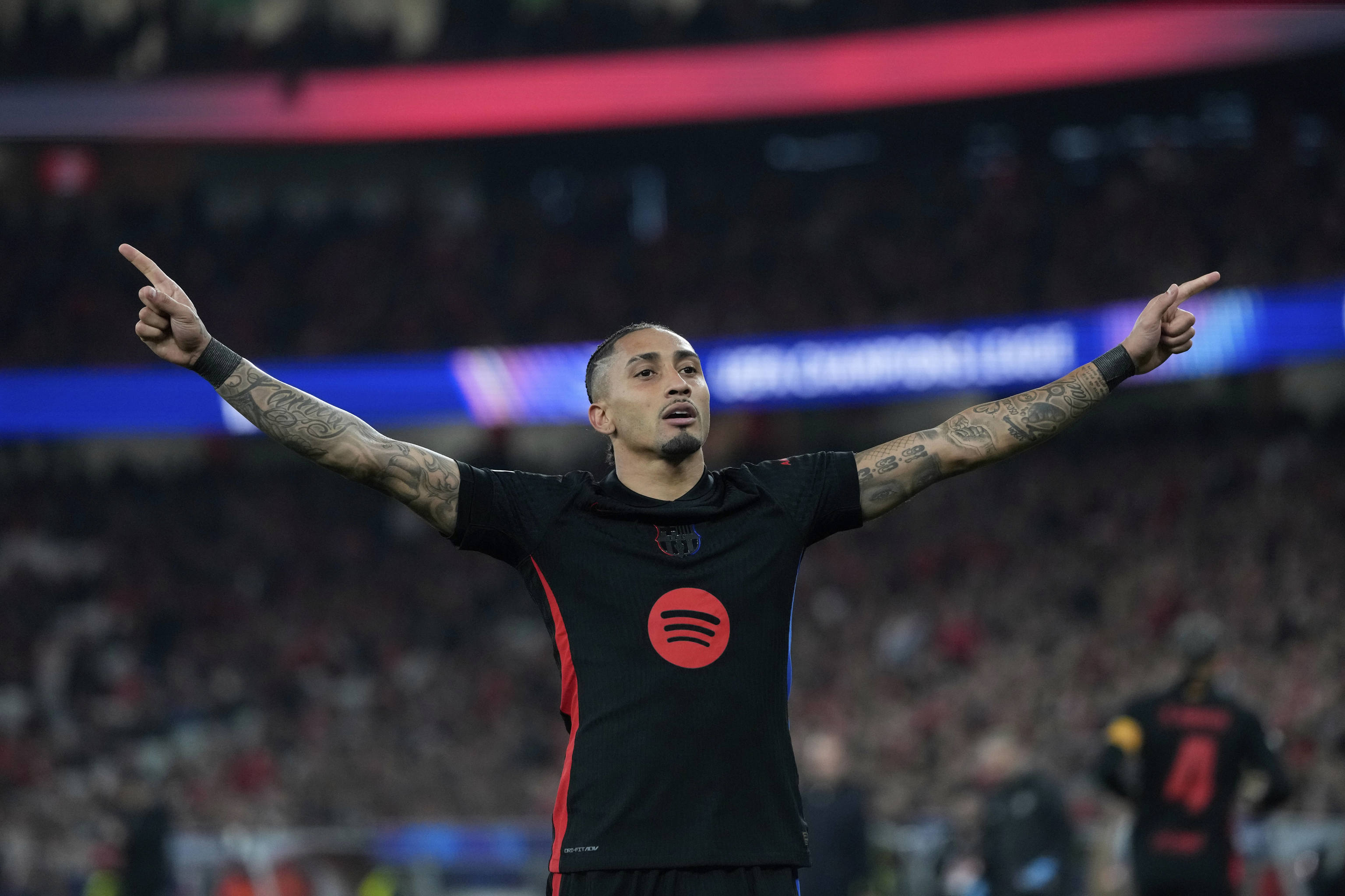 Raphinha festeja el gol del triunfo en Da Luz.