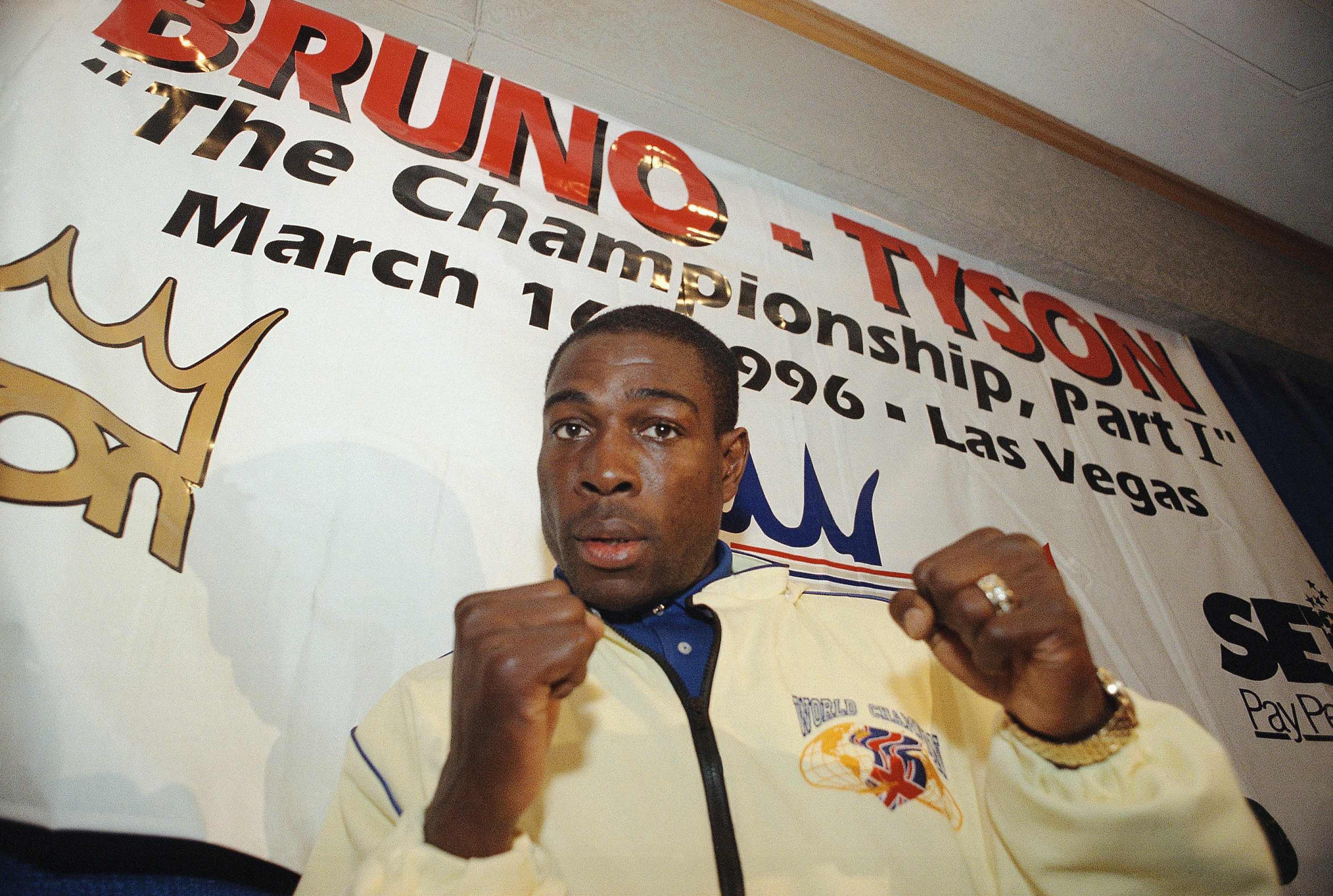 El campeón de los pesos pesados del Consejo Mundial de Boxeo, Frank Bruno, fotografiado aquí en Los Ángeles el miércoles 6 de marzo de 1996 durante una conferencia de prensa, se enfrentará al aspirante Mike Tyson el sábado 16 de marzo de 1996 en el MGM Grand de Las Vegas