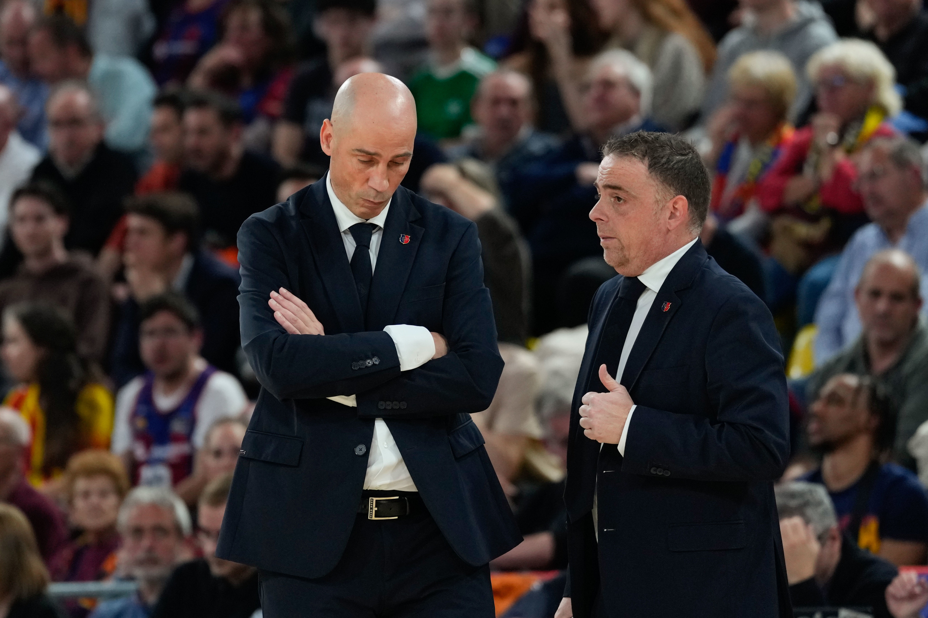 BARCELONA, 25/03/2025.- El entrenador del Barça, Joan Peñarroya (i) durante el partido de la jornada 31 de la EuroLiga que Barça y  lt;HIT gt;Bayern lt;/HIT gt; de Múnich disputan este martes en el Palau Blaugrana. EFE/Alejandro García