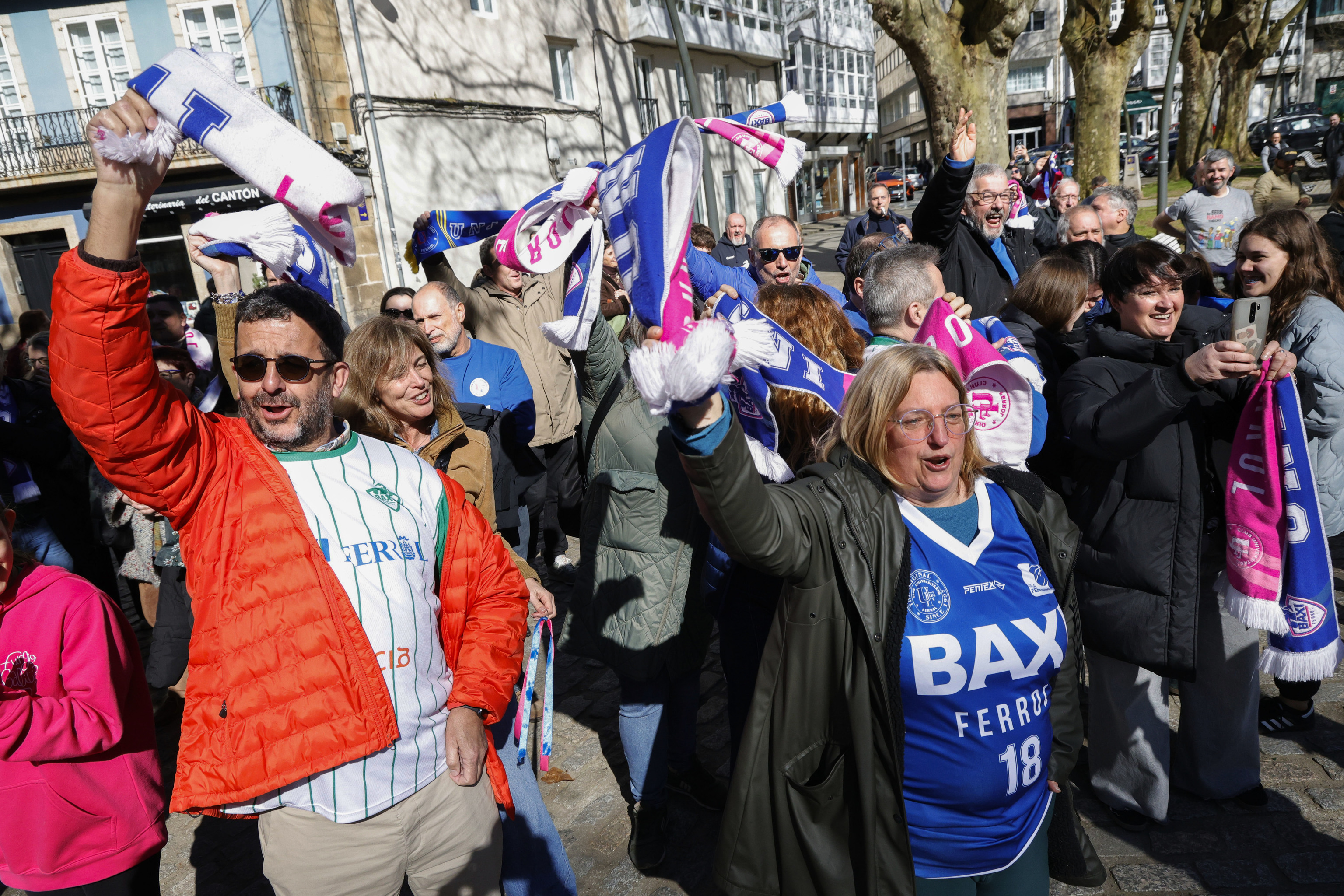 Aficionados reciben a las jugadoras del Baxi, en Ferrol.