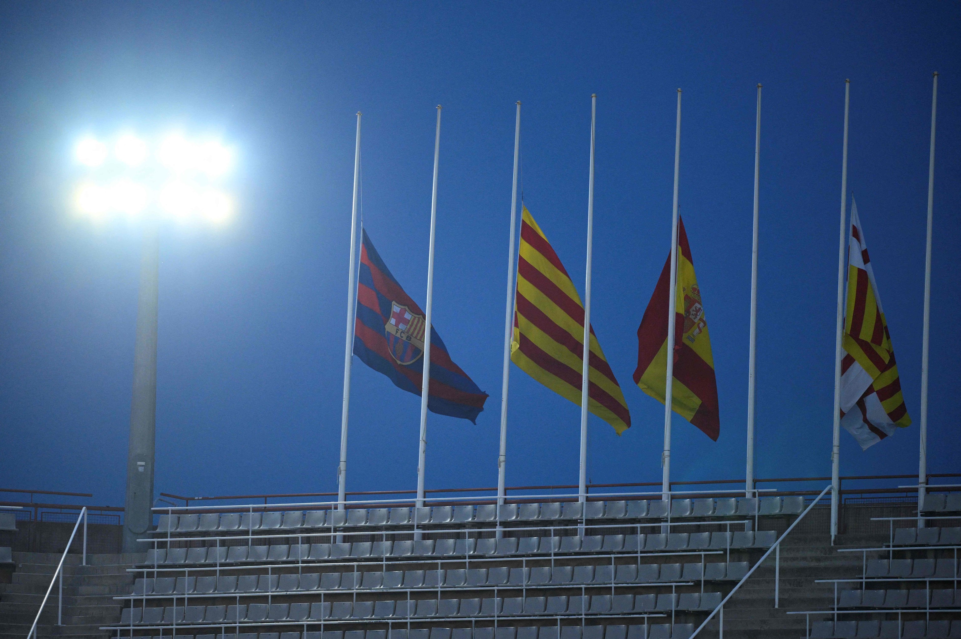 Banderas a media asta, el lunes, en el Lluis Companys.