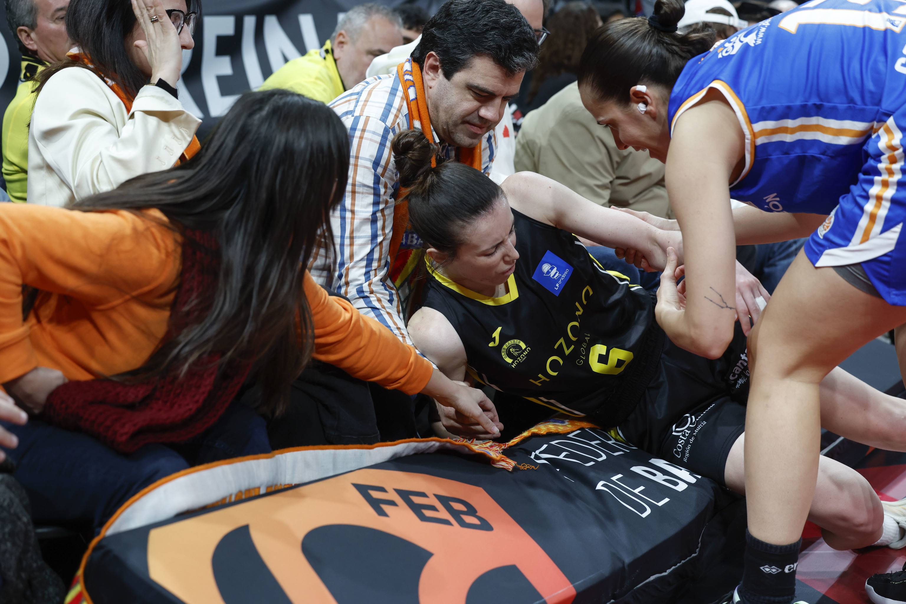 Aina Ayuso, tras caer contra el público, durante la final de Copa.