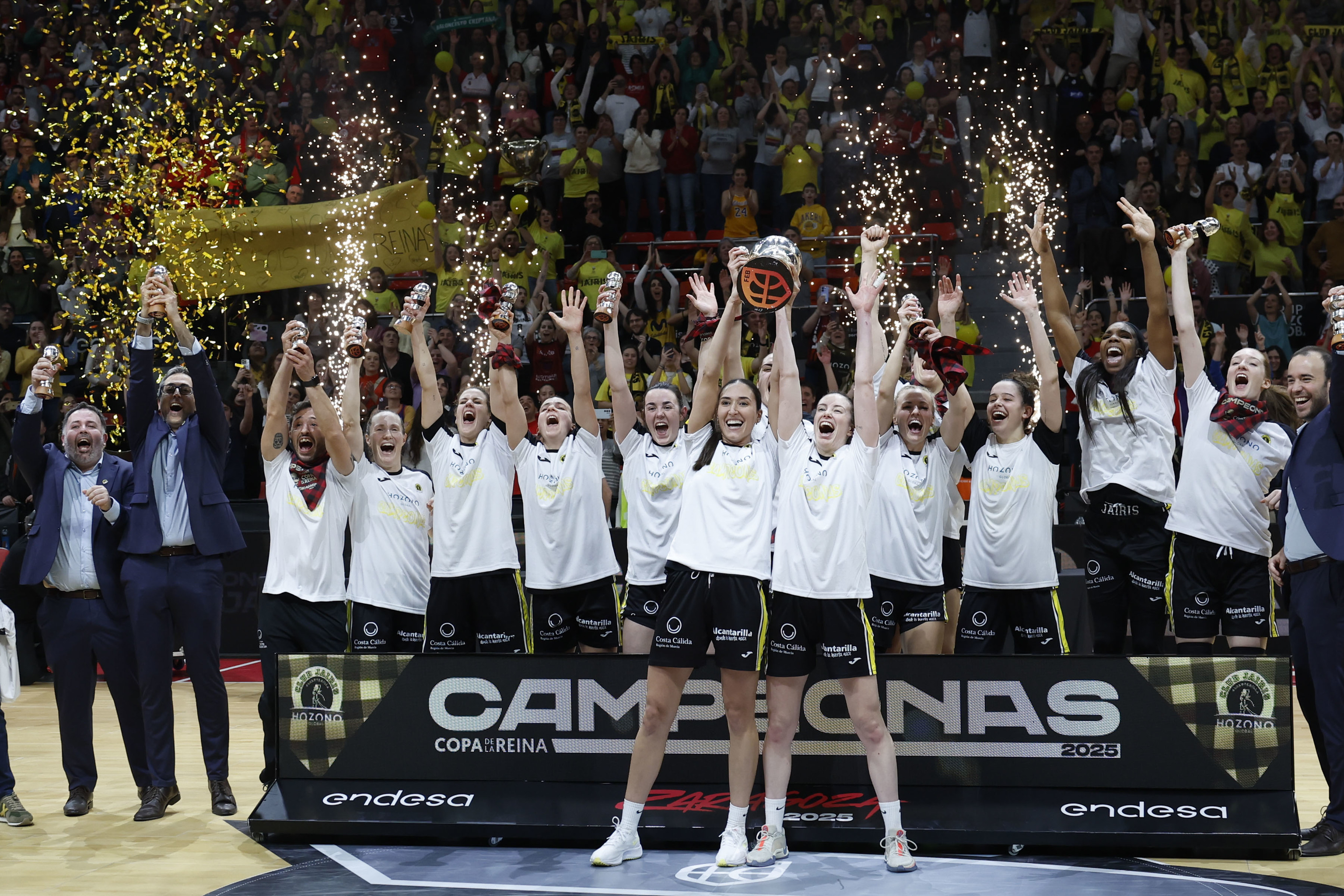Las jugadoras del Jairis levantan el título de Copa de la Reina.