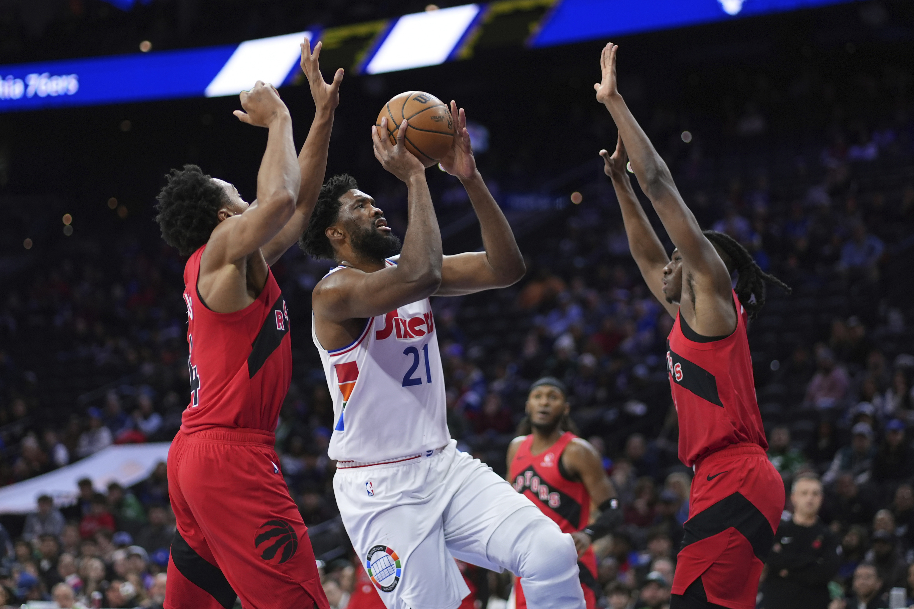 Embiid, en acción contra los Raptors.