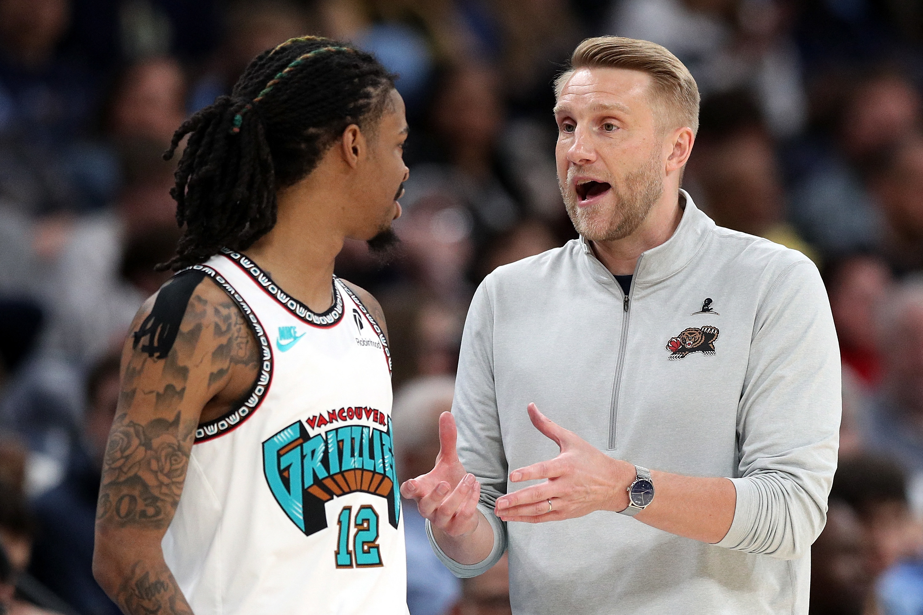 Tuomas  Iisalo, con Ja Morant, durante un partido reciente de los Grizzlies.