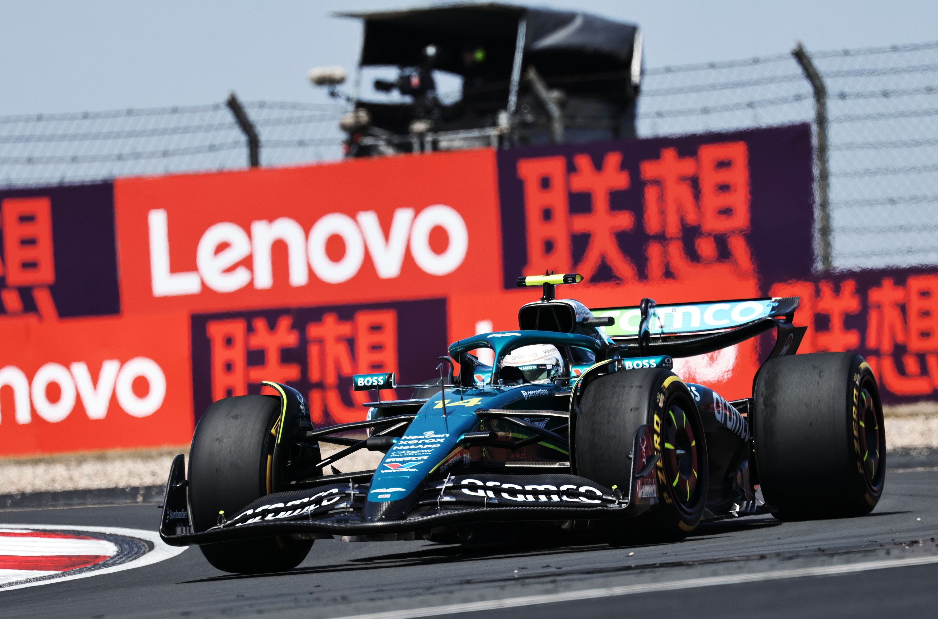 Alonso, a bordo del AMR-25, el viernes en Shanghai.