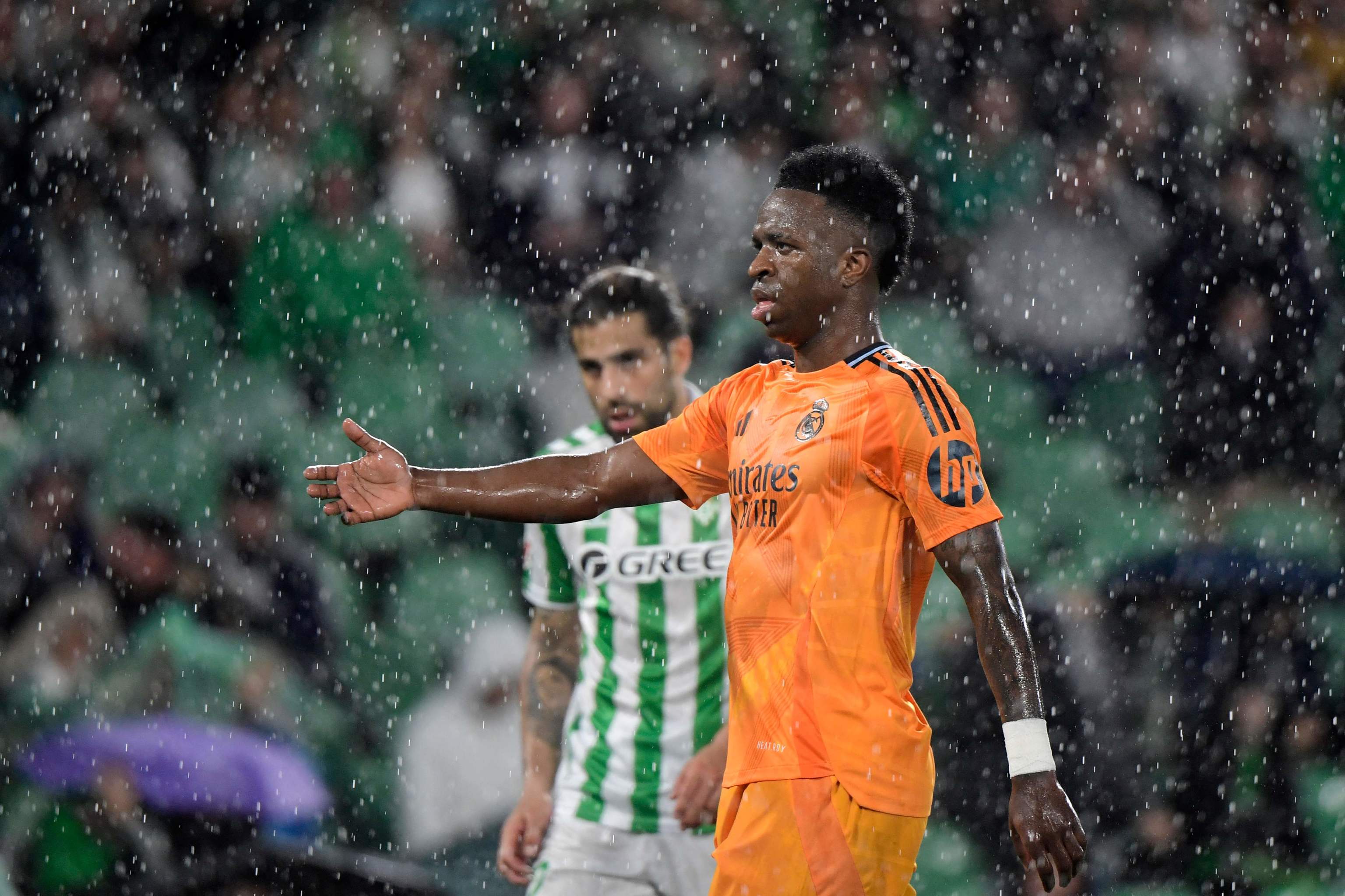 Vinicius, bajo la lluvia, el sábado en el Villamarín.