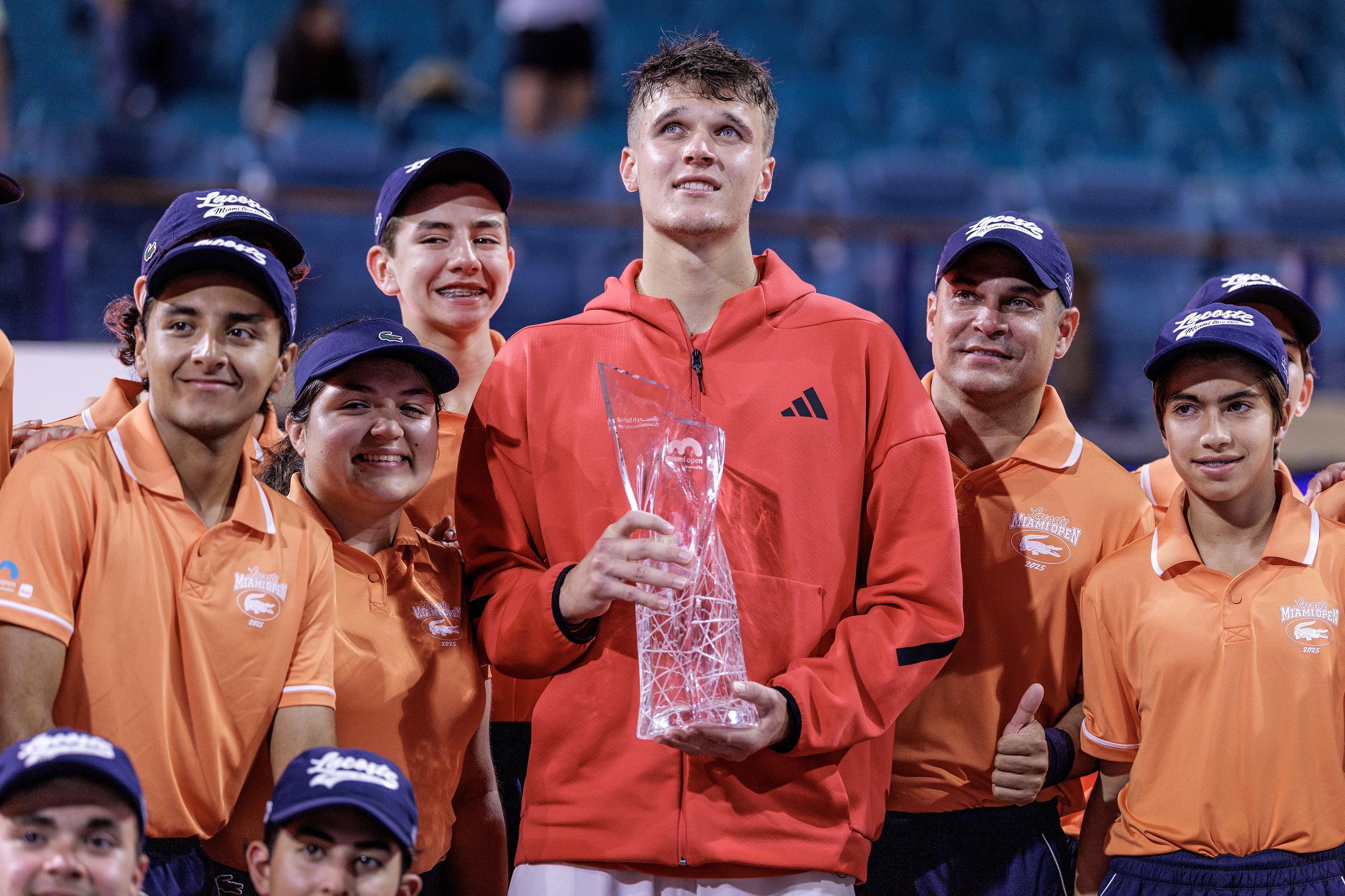 Mensik, con su trofeo de campeón en Miami.