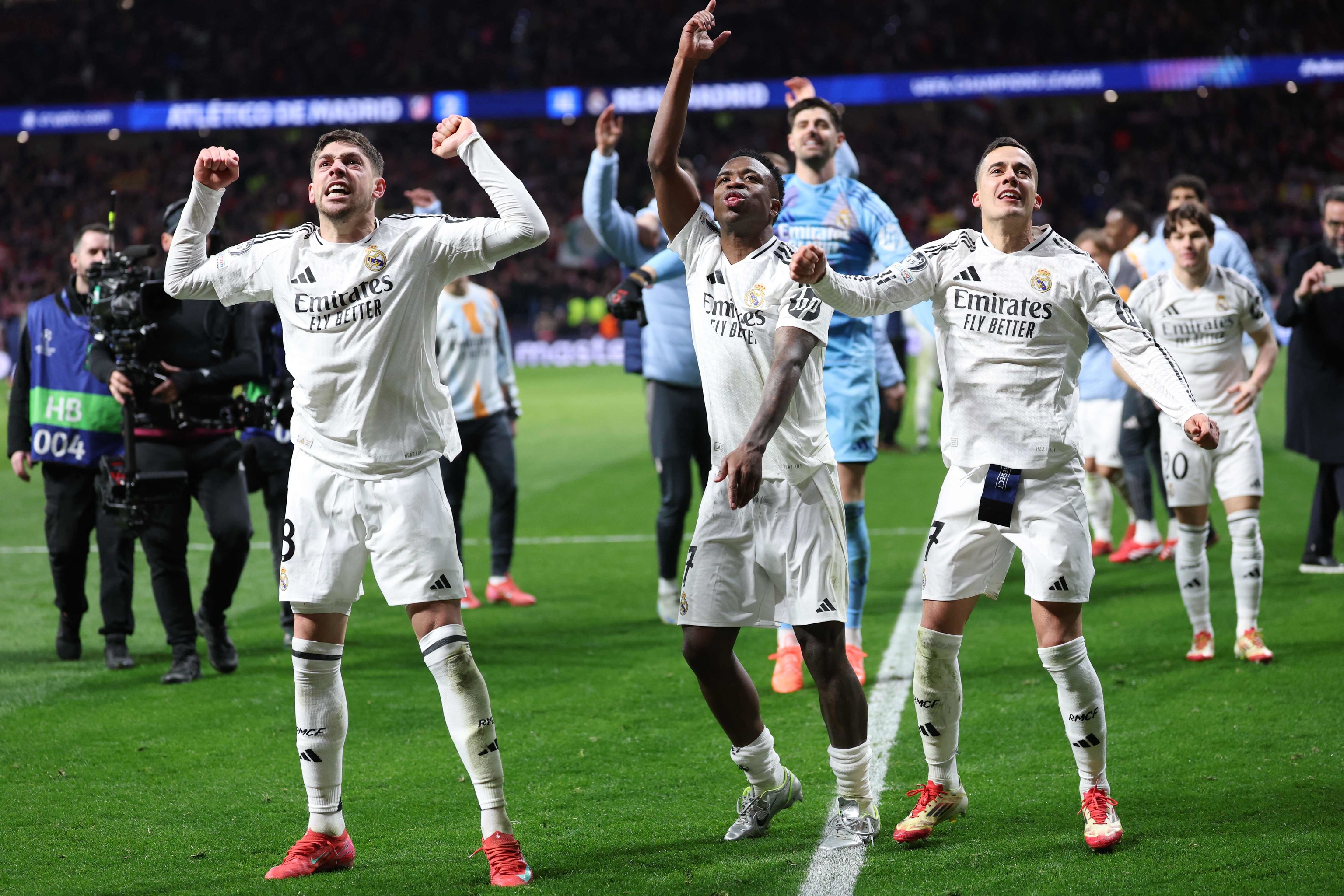 Fede Valverde, Vinicius, Courtois y Lucas Vázquez celebran la victoria del Real Madrid en la tanda de penaltis.
