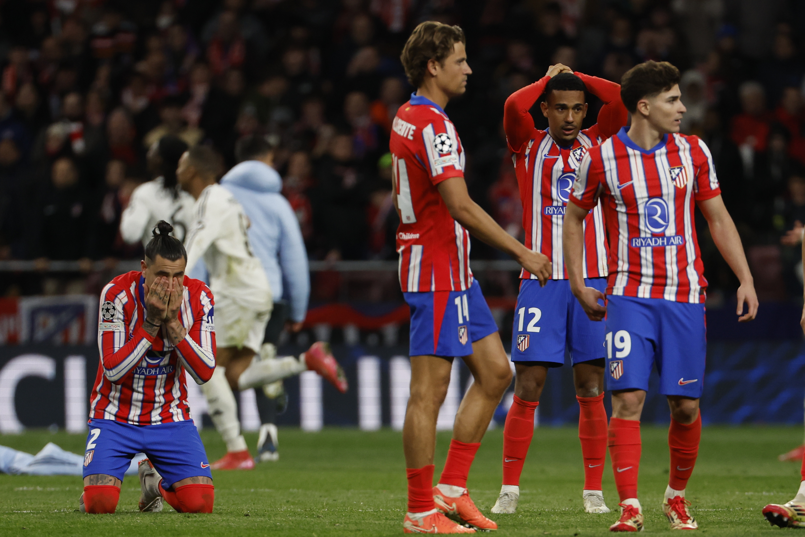 Los jugadores del Atlético se lamentan tras la derrota.