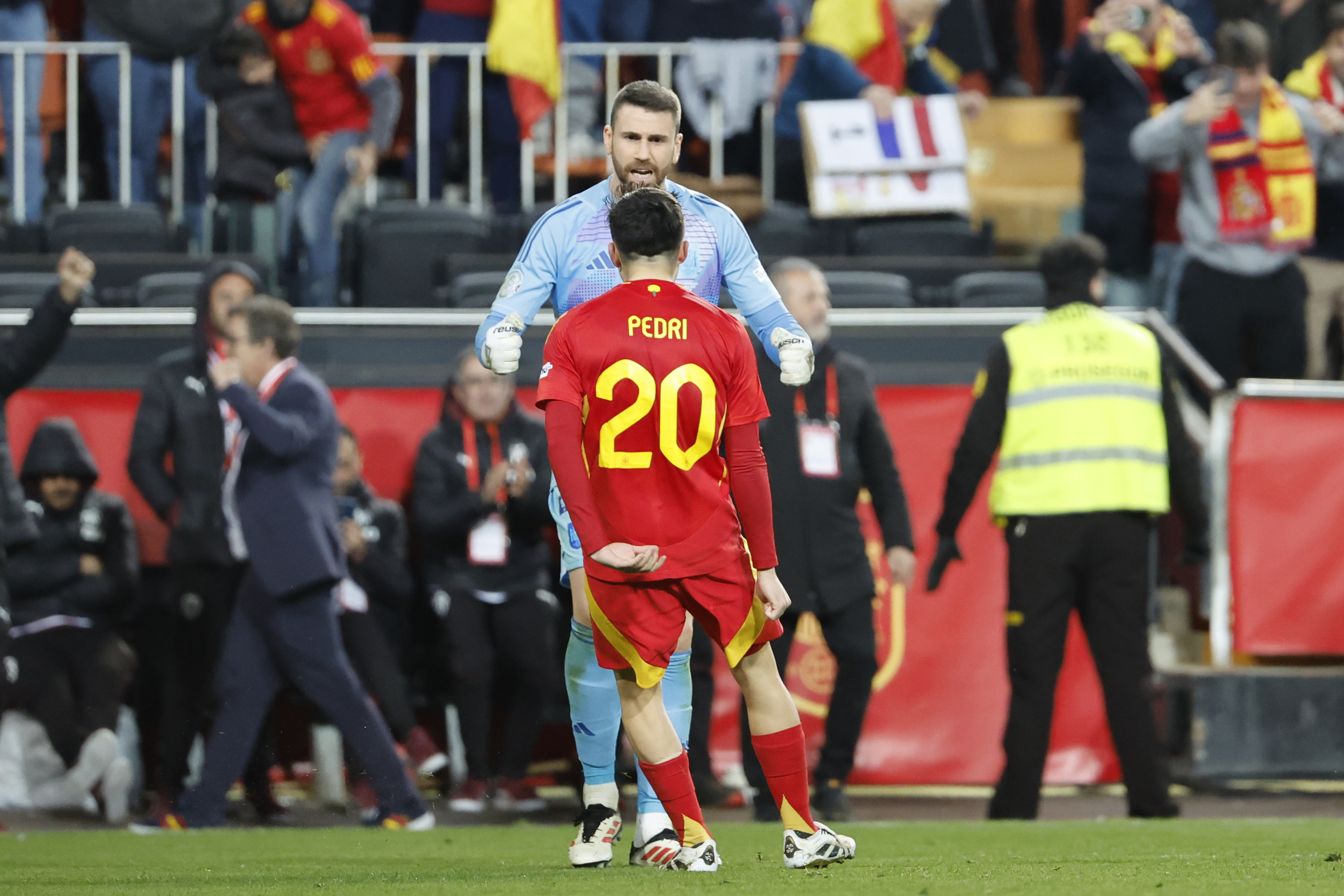 Unai y Pedri celebran la clasificación.