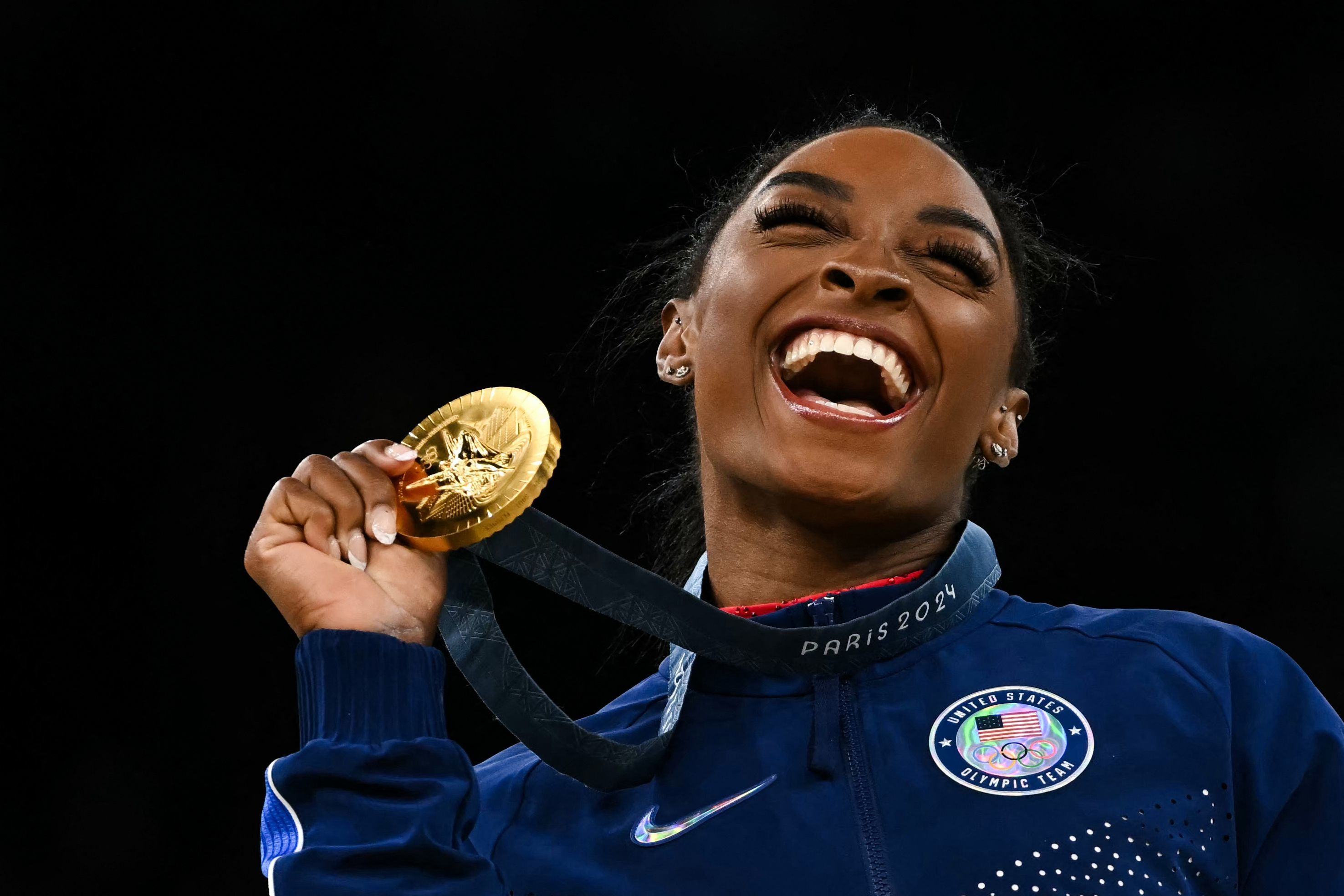 La estadounidense Simone Biles celebra con su medalla de oro durante la ceremonia del podio tras la final de salto femenino de gimnasia artística durante los Juegos Olímpicos de París 2024 en el Bercy Arena de París, el 3 de agosto de 2024.