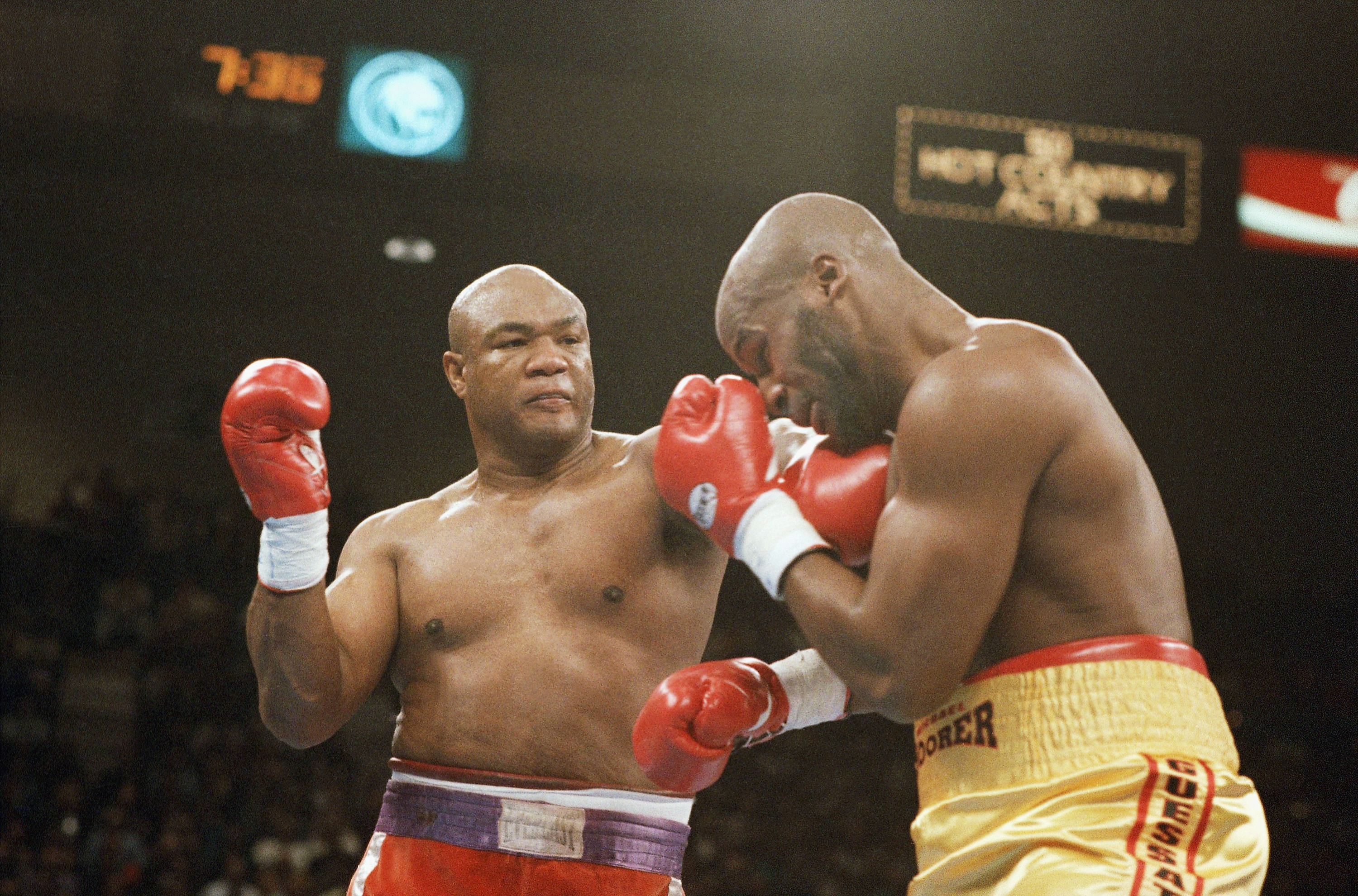 Foreman, con la zurda ante Moorer en Las Vegas.