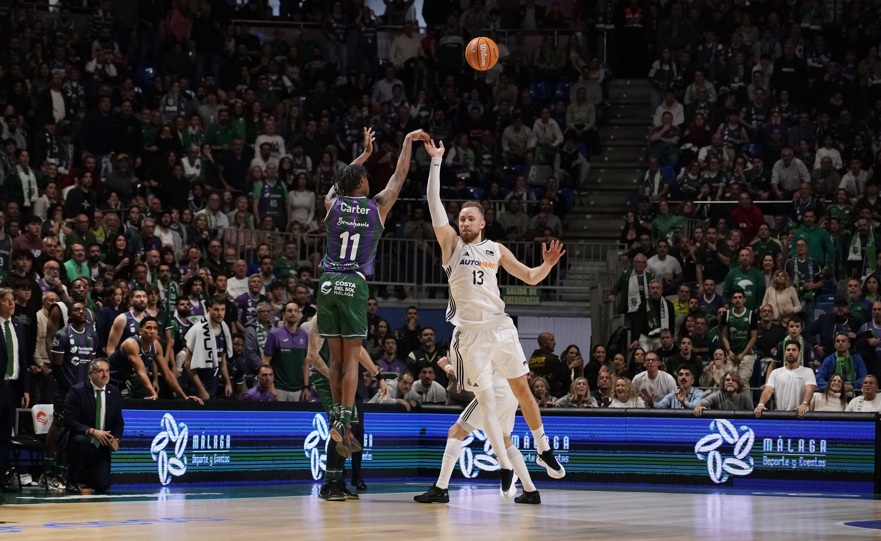 Musa intenta taponar el último triple de Carter, que no entró.