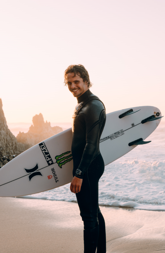 Nic Von Rupp sujeta una tabla de surf.