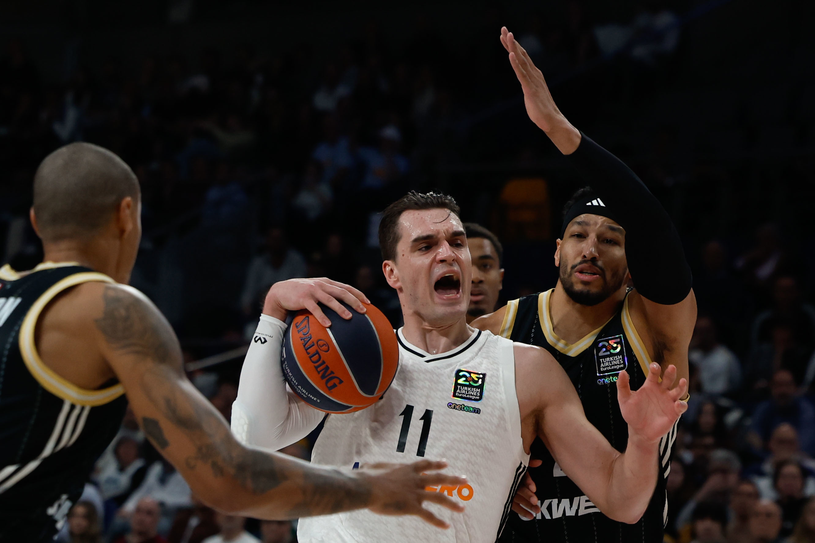 Hezonja, ante Robertson, del Asvel.