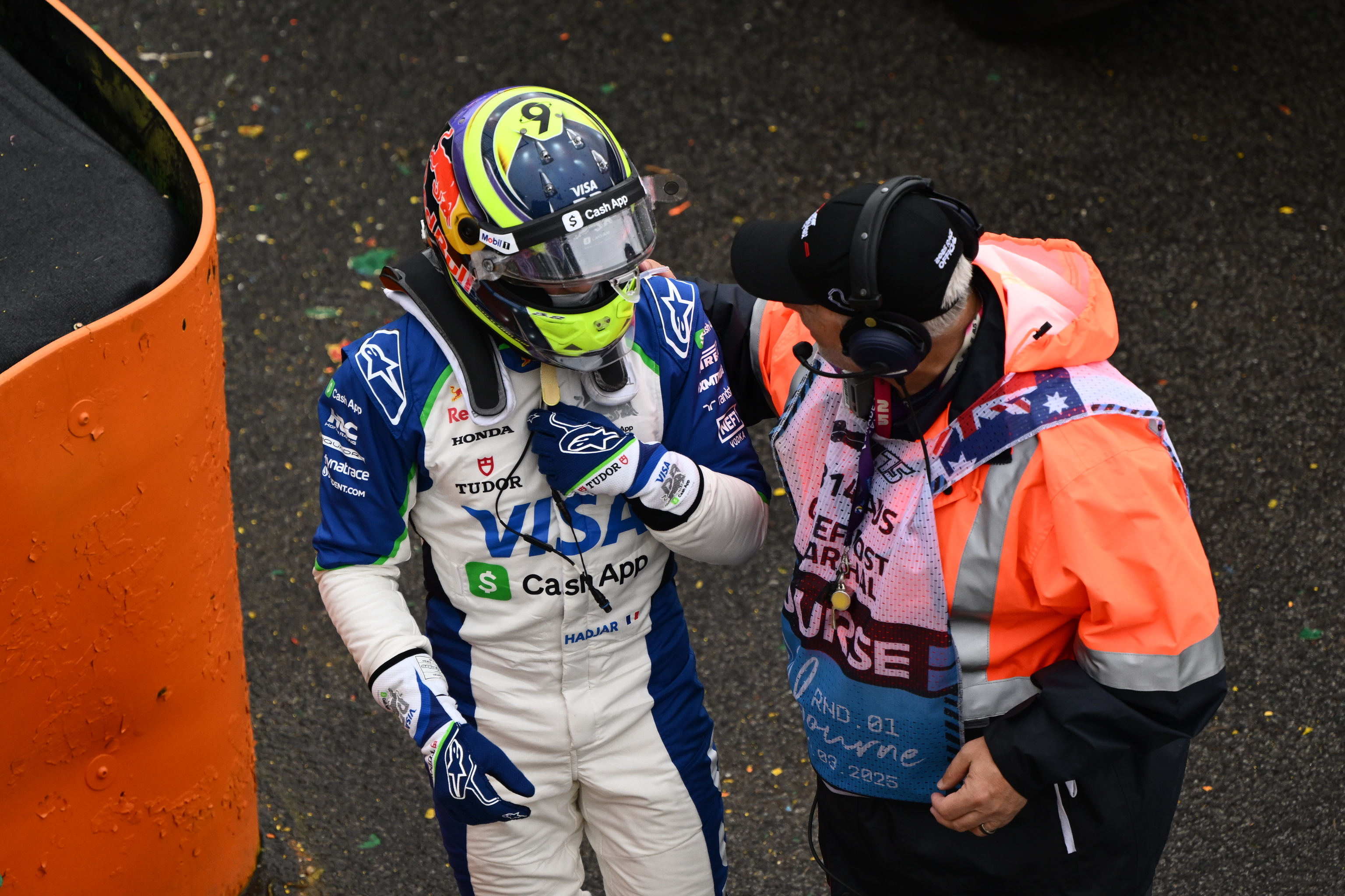 Hadjar, consolado por un comisario, tras su precipitado adiós.