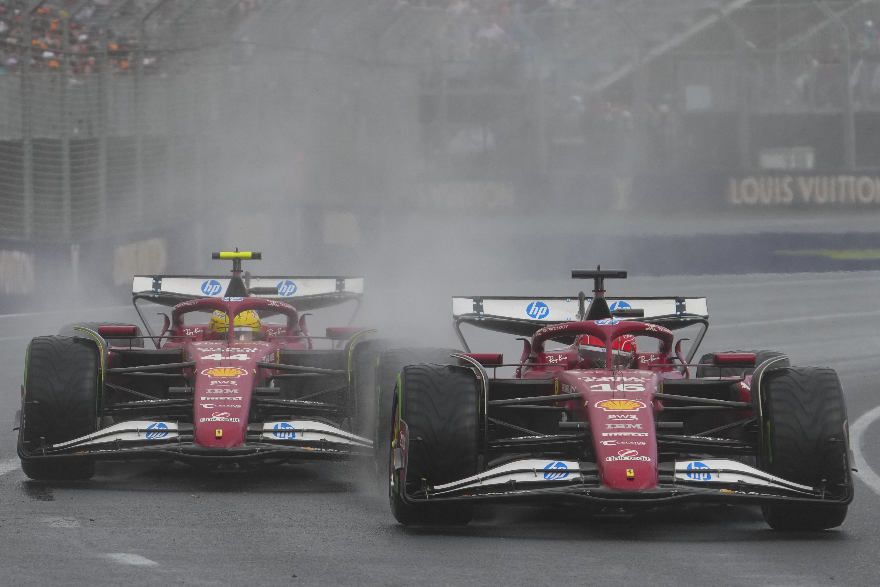 Hamilton y Leclerc, rueda con rueda, en Albert Park.