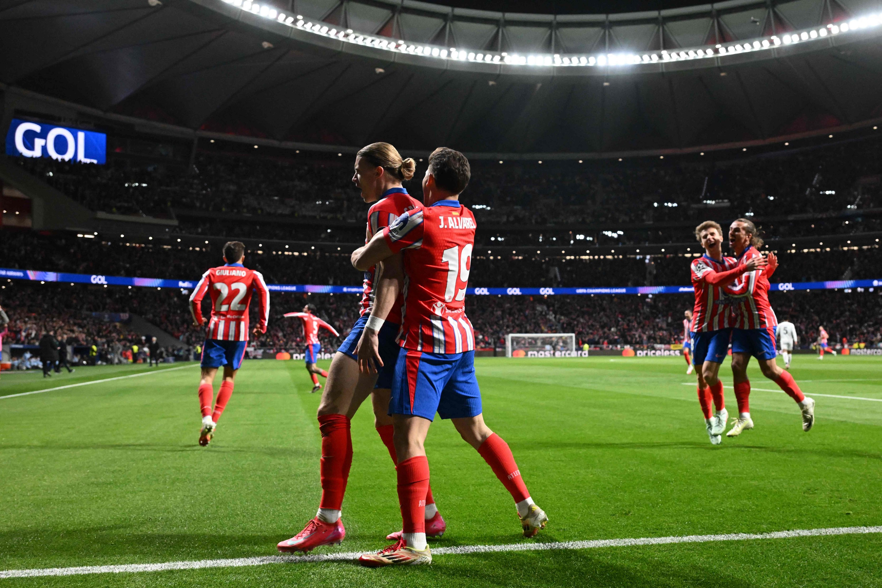 Gallagher es abrazado por Julián tras marcar.