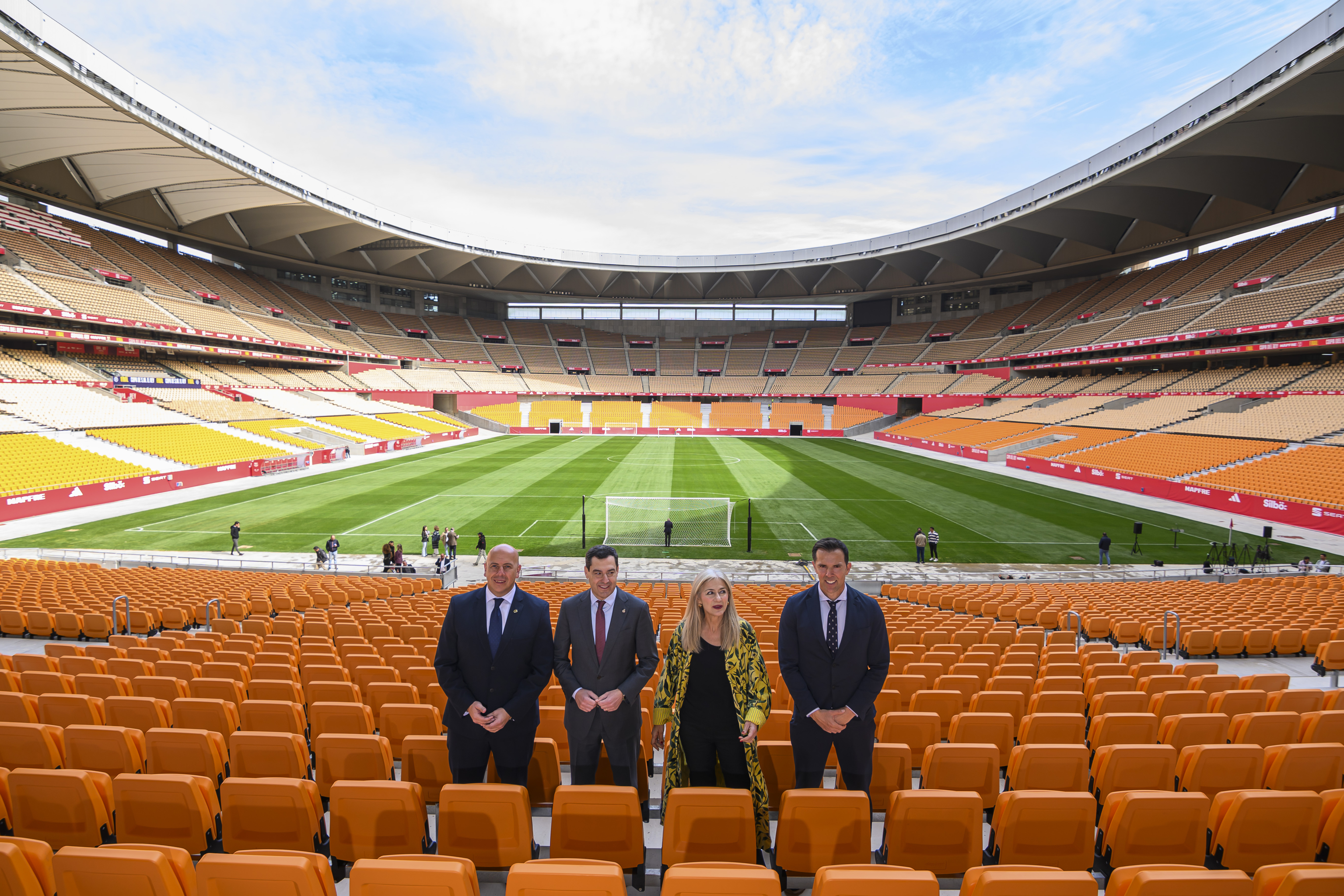 (De izq a dcha) El presidente de la Federación Andaluza de Fútbol, Pedro Curtido; el presidente de la Junta de Andalucía, Juanma Moreno; la consejera de Cultura, Patricia del Pozo, y el exfutbolista Carlos Marchena durante la visita al estadio.