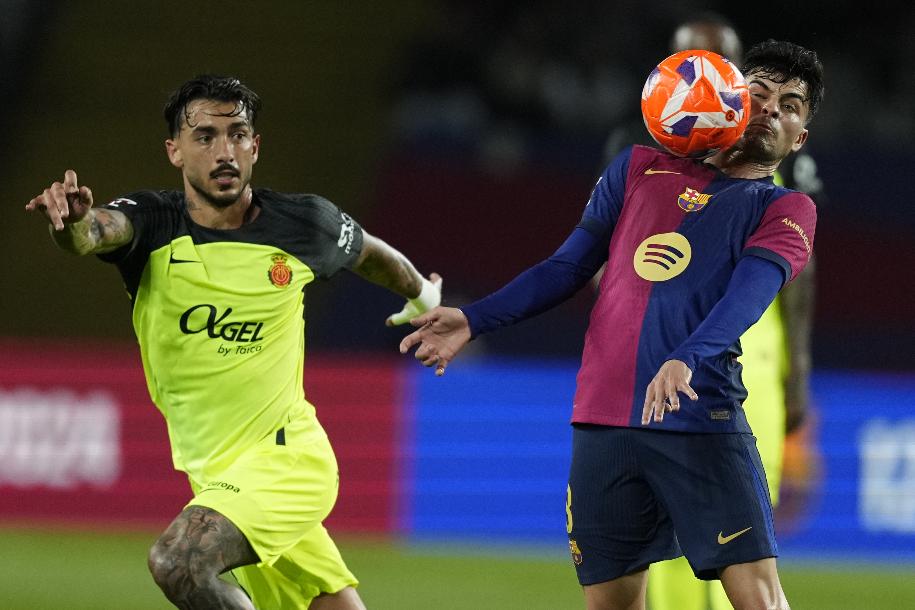 Pedri, ante Antonio Sánchez, el martes en Montjuïc.