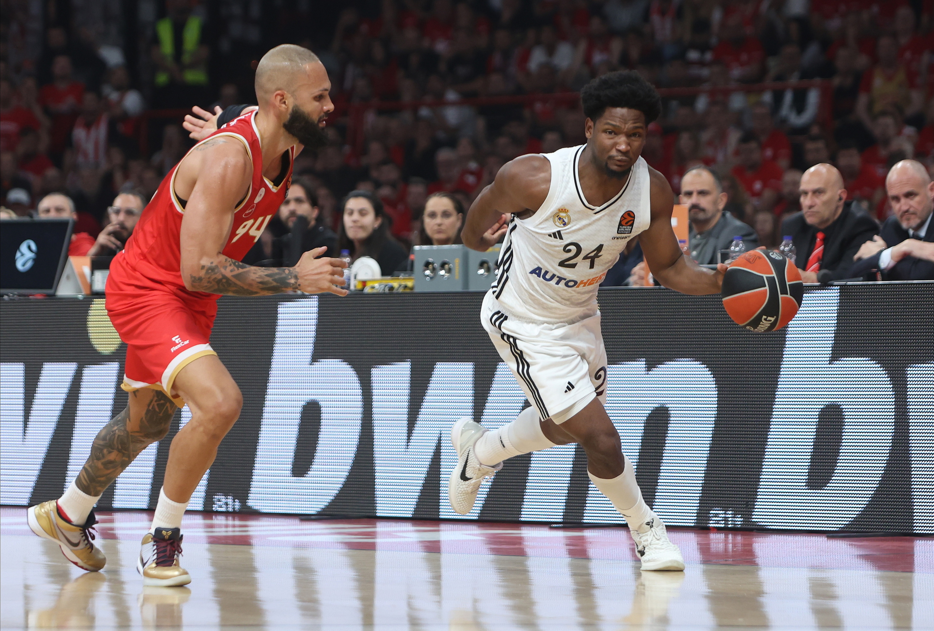 Feliz, defendido por Fournier, en Atenas.