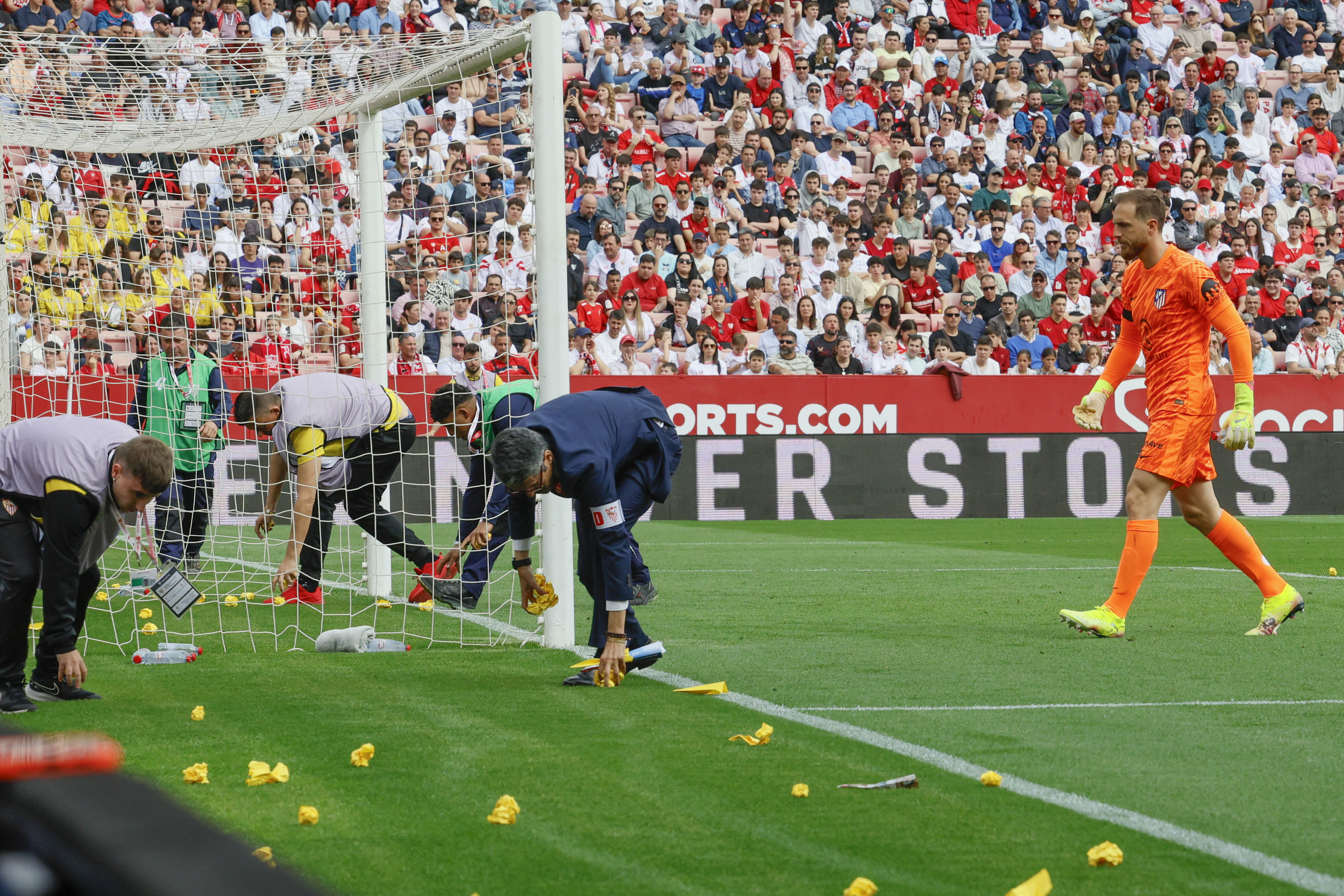 Oblak recoge objetos del césped.
