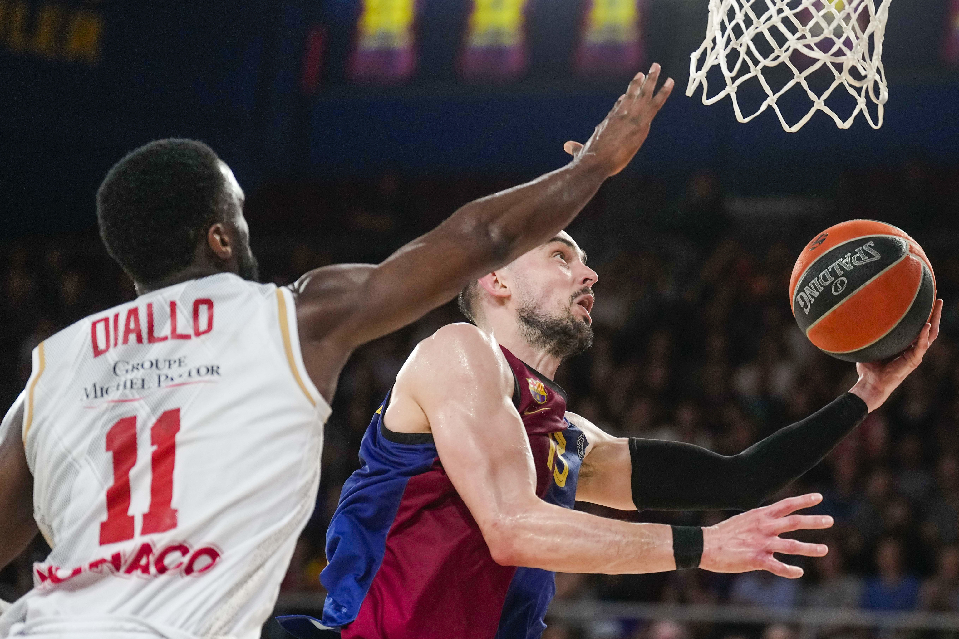 Satoransky intenta superar a Alpha Diallo.