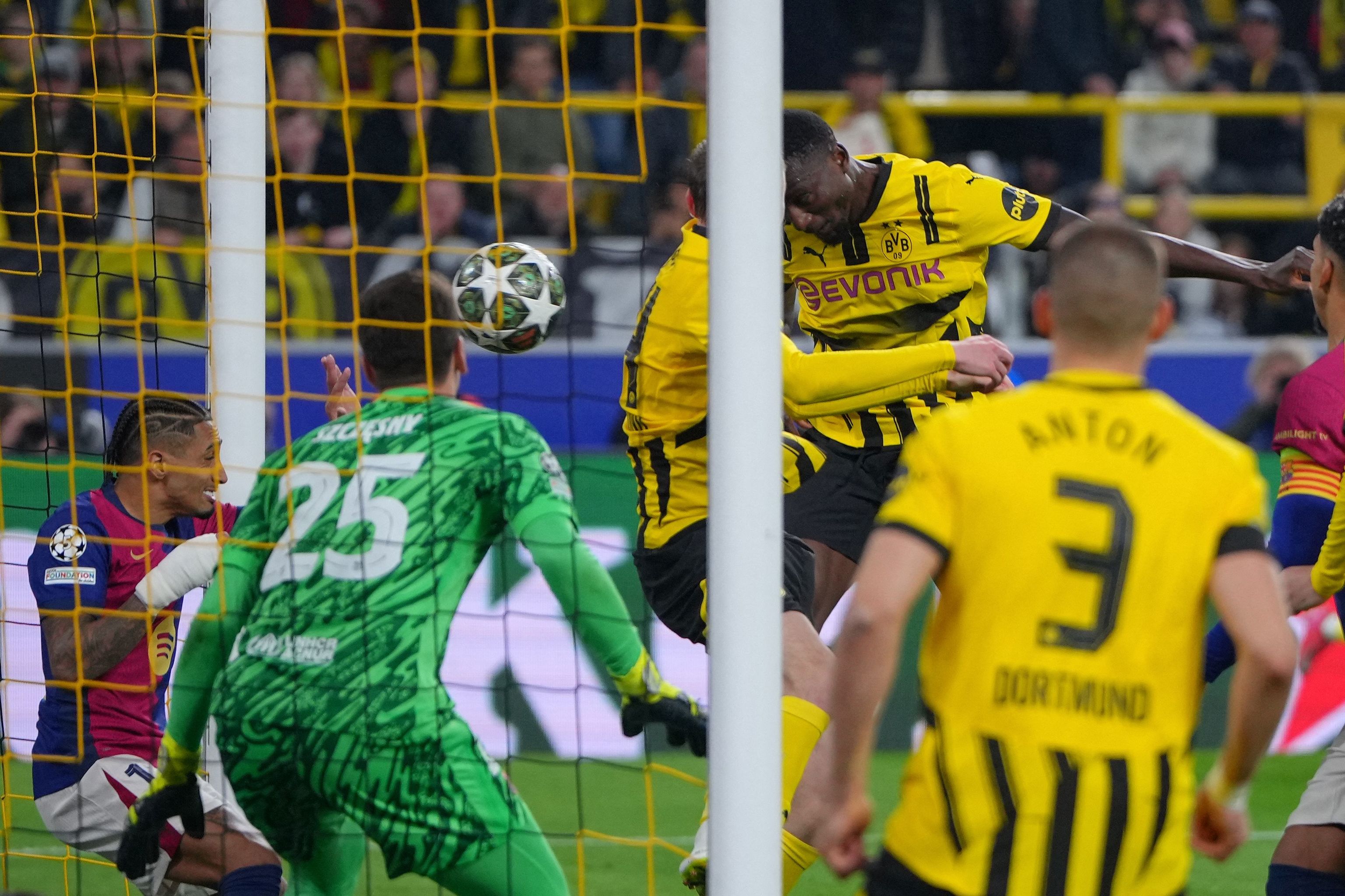 Guirassy anota el 2-0 ante la mirada de Szczesny.