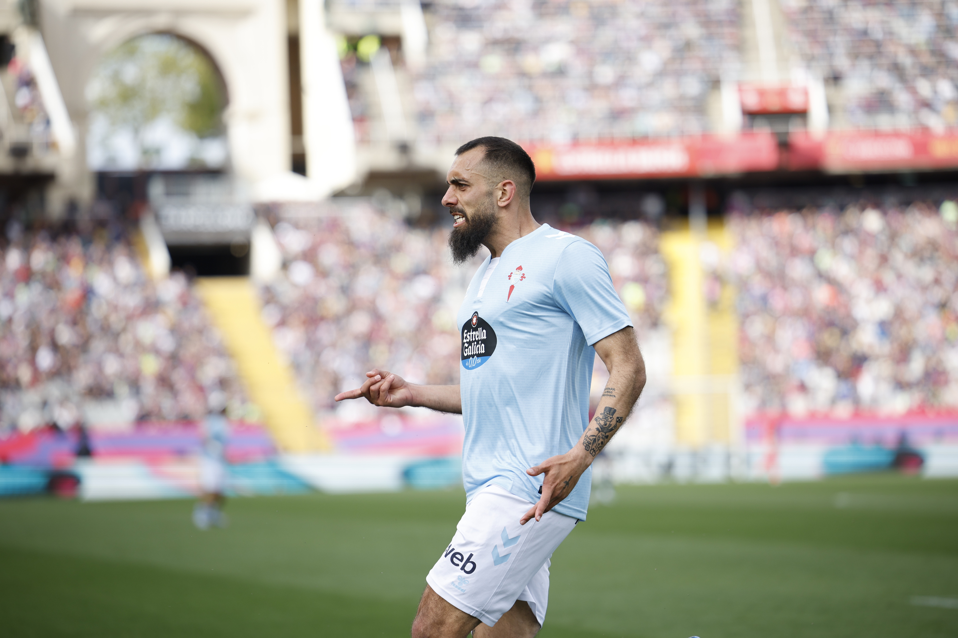Borja Iglesias celebra uno de sus goles al Barça.