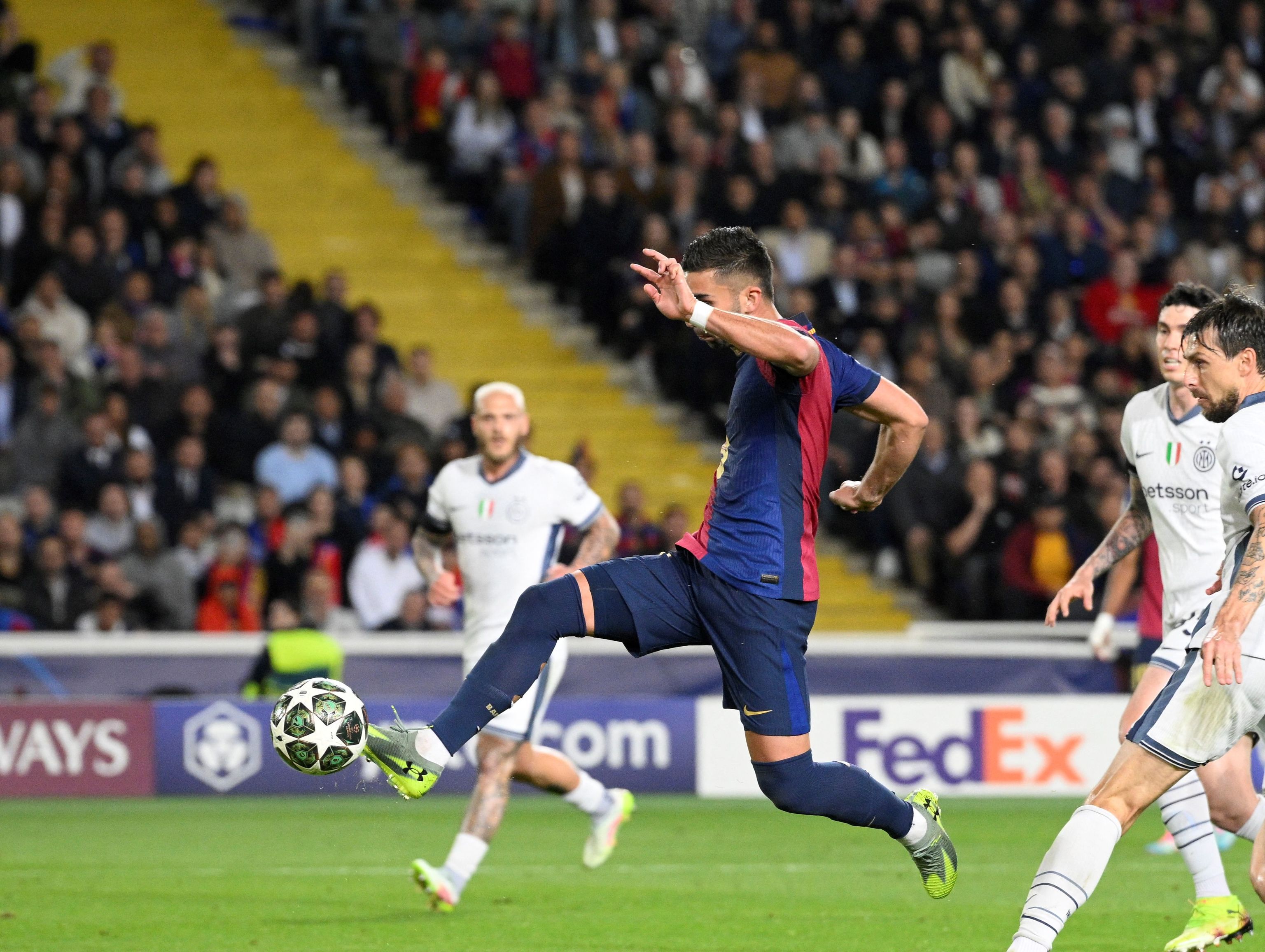 El remate con el que Ferran Torres colocó el 2-2 en Montjuïc.