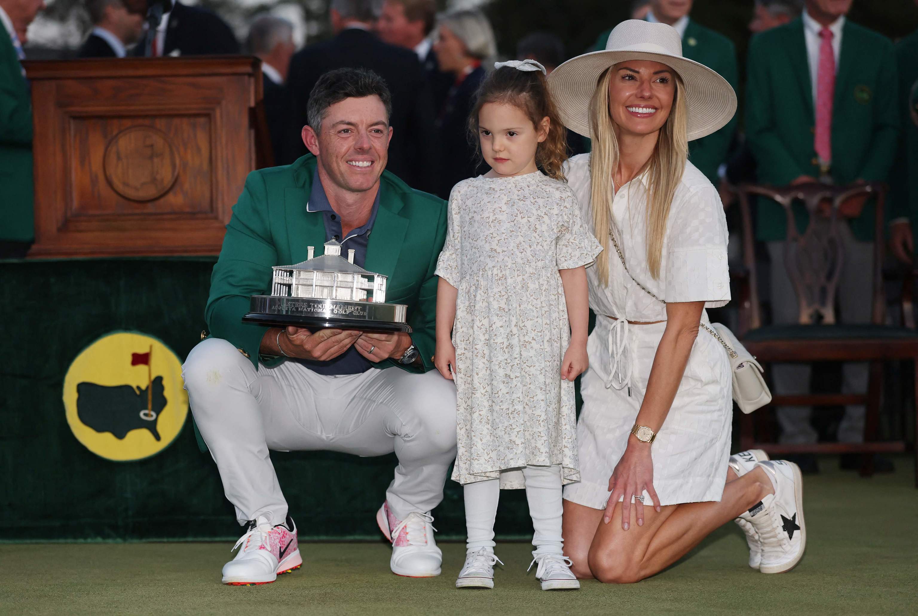 McIlroy junto a su familia con el trofeo.