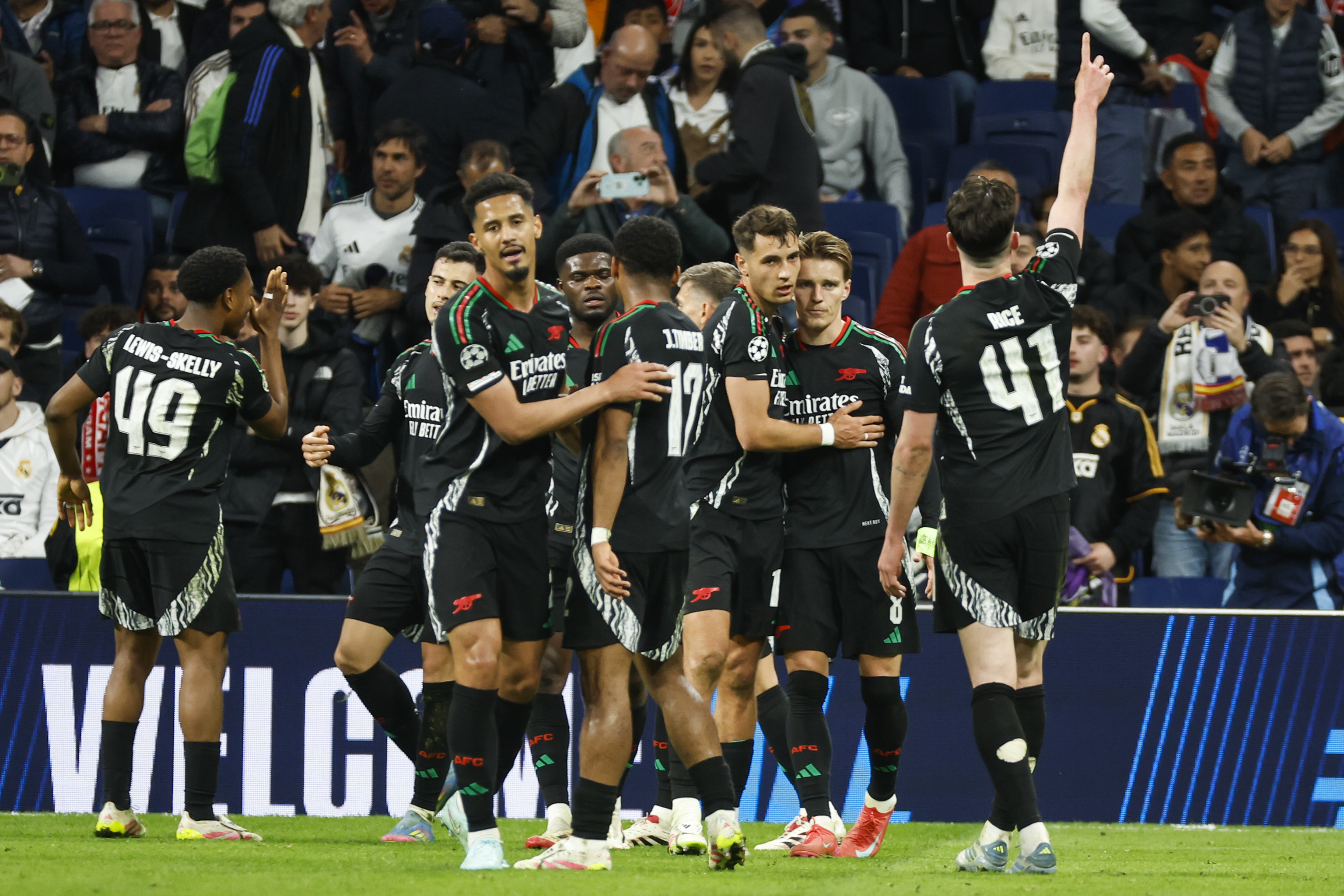 Los futbolistas del Arsenal festejan el 1-2 en el Bernabéu.