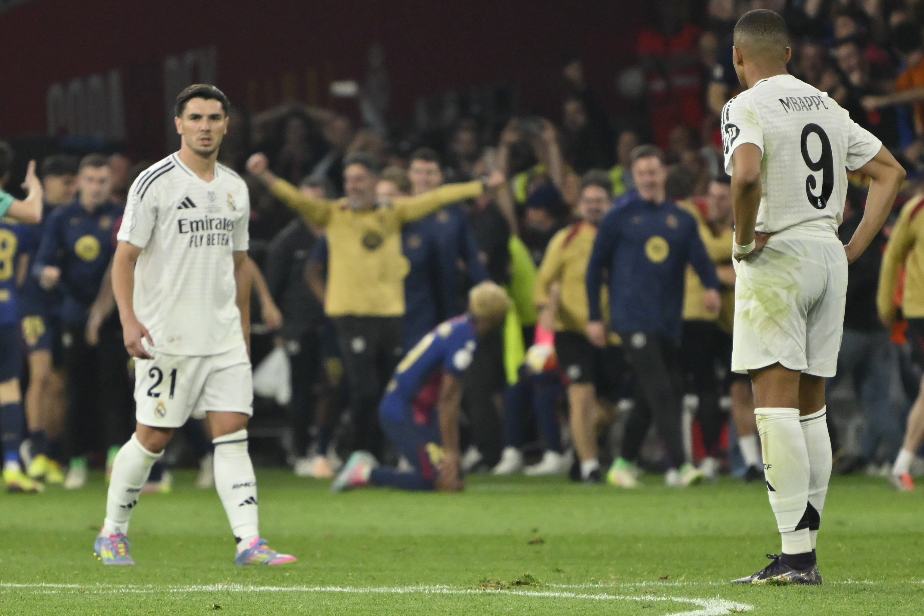 Brahim y Mbappé, tras encajar el gol de la derrota en la final.