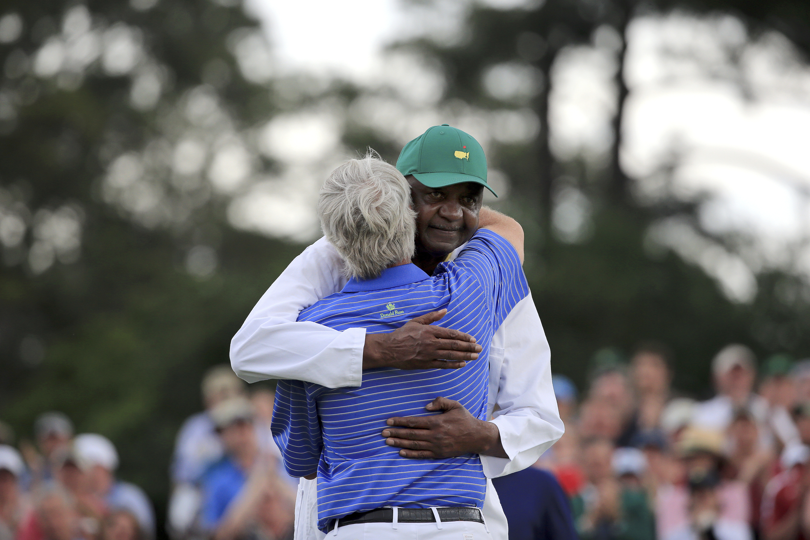 El abrazo entre Ben Crenshaw y su caddie, Carl Jackson, en 2015.