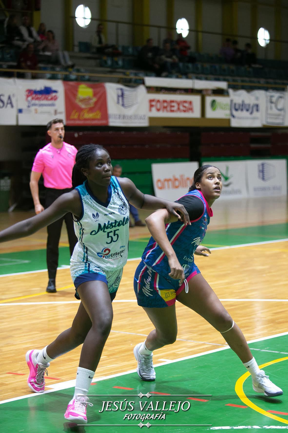 Ángela Jiménez, en acción durante un partido reciente del Hierros Díaz de Plasencia.