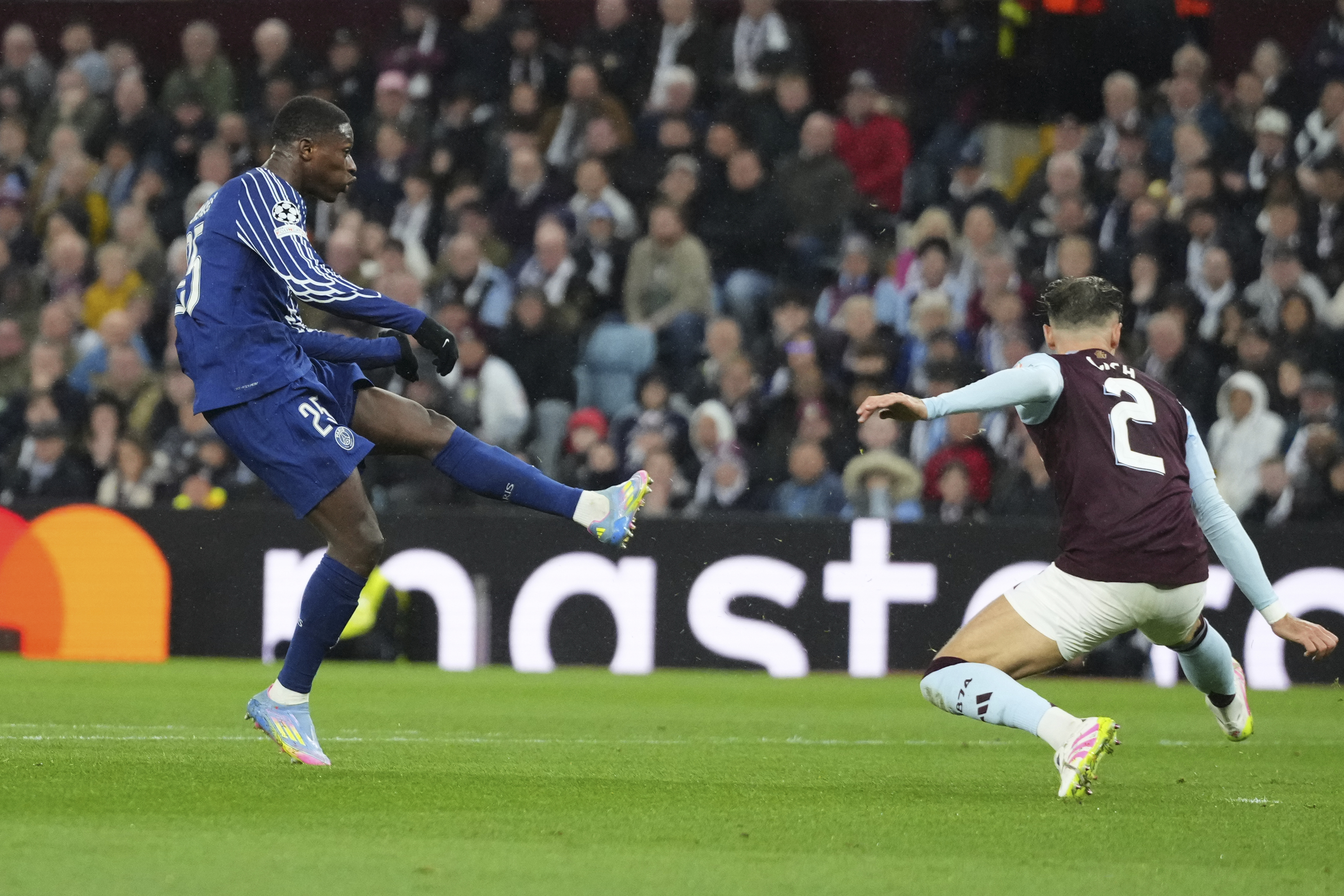 El remate de Nuno Mendes para el 0-2 en Villa Park.