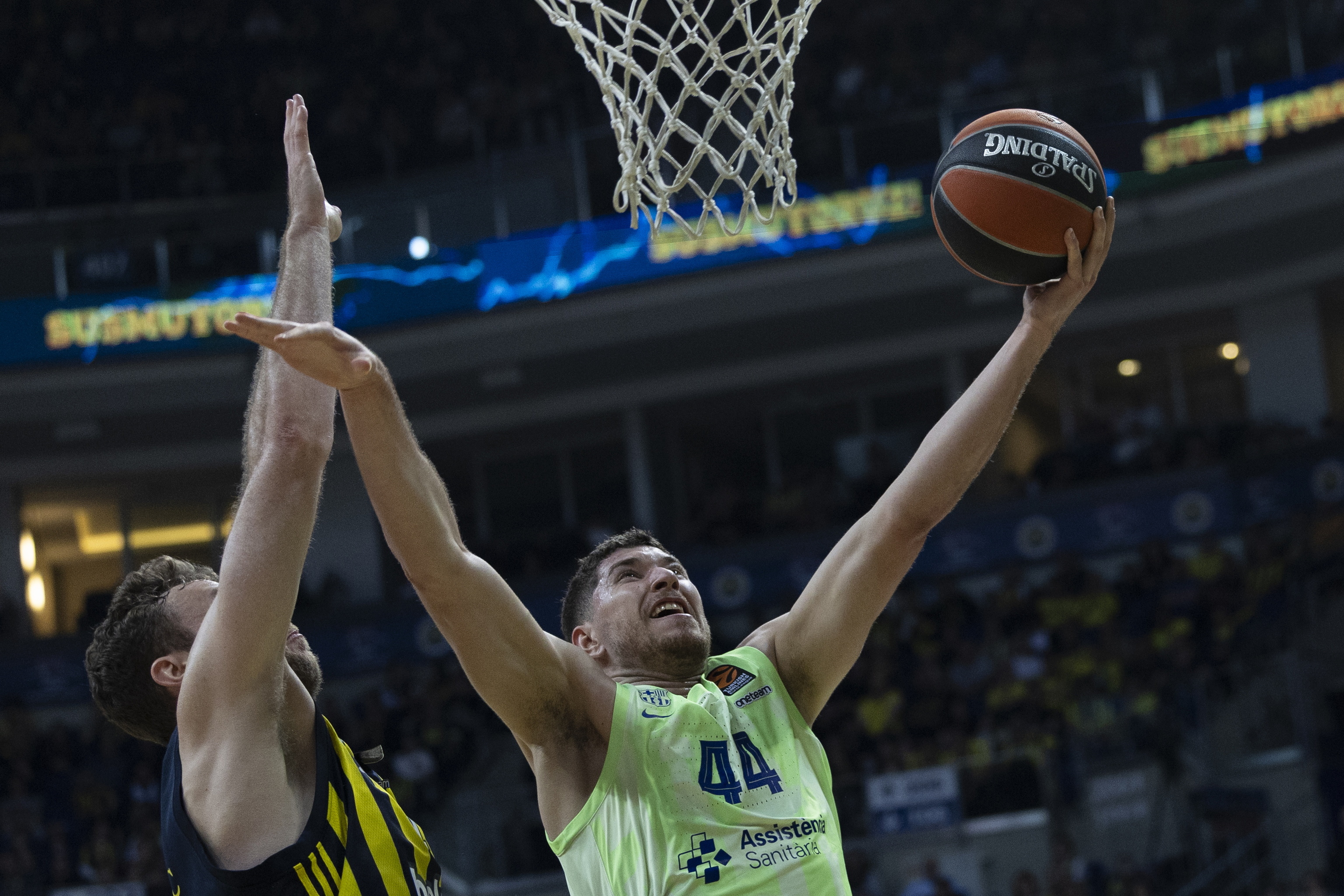 Joel Parra, ante el Fenerbahçe.