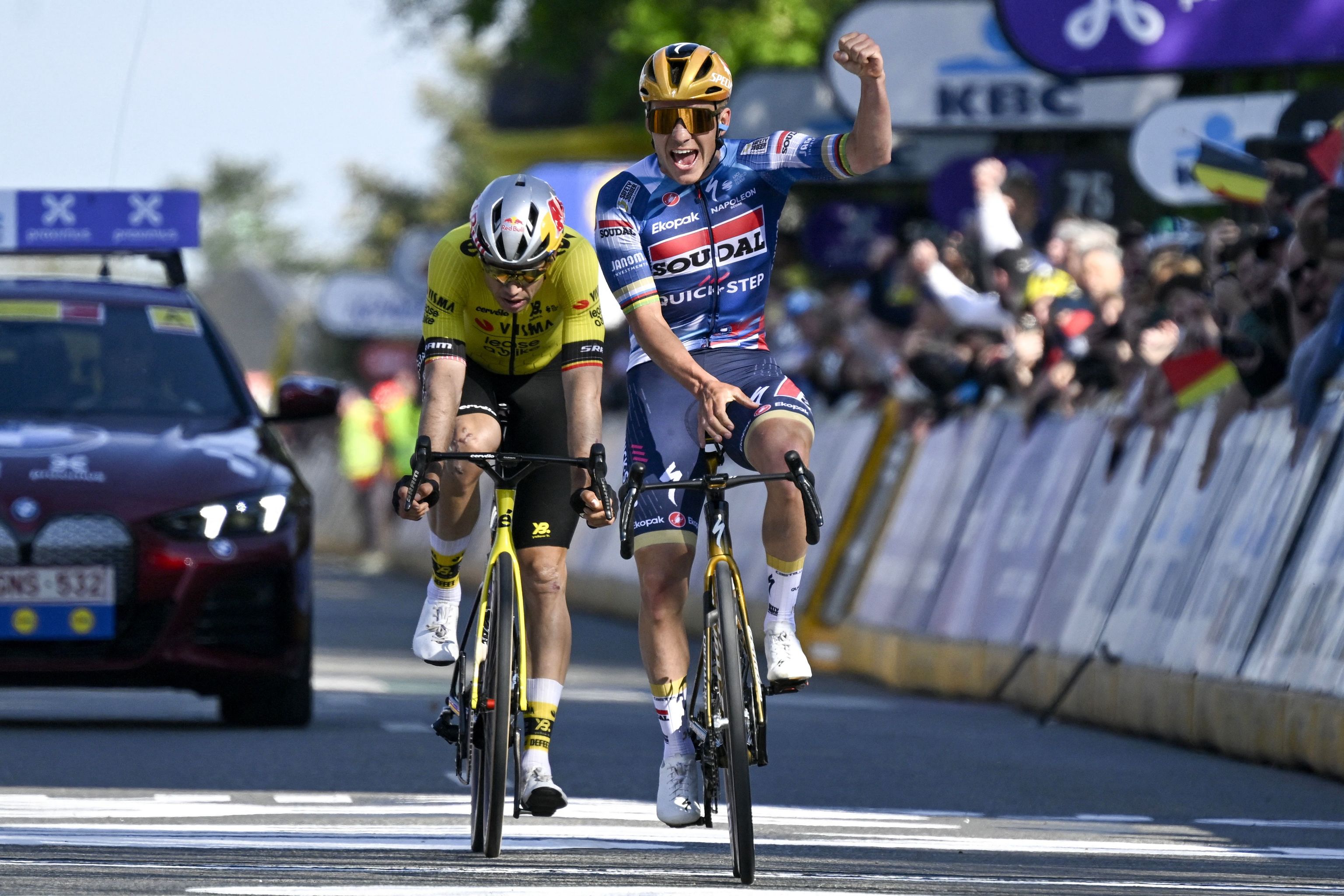 Evenepoel celebra su victoria en meta, este viernes.