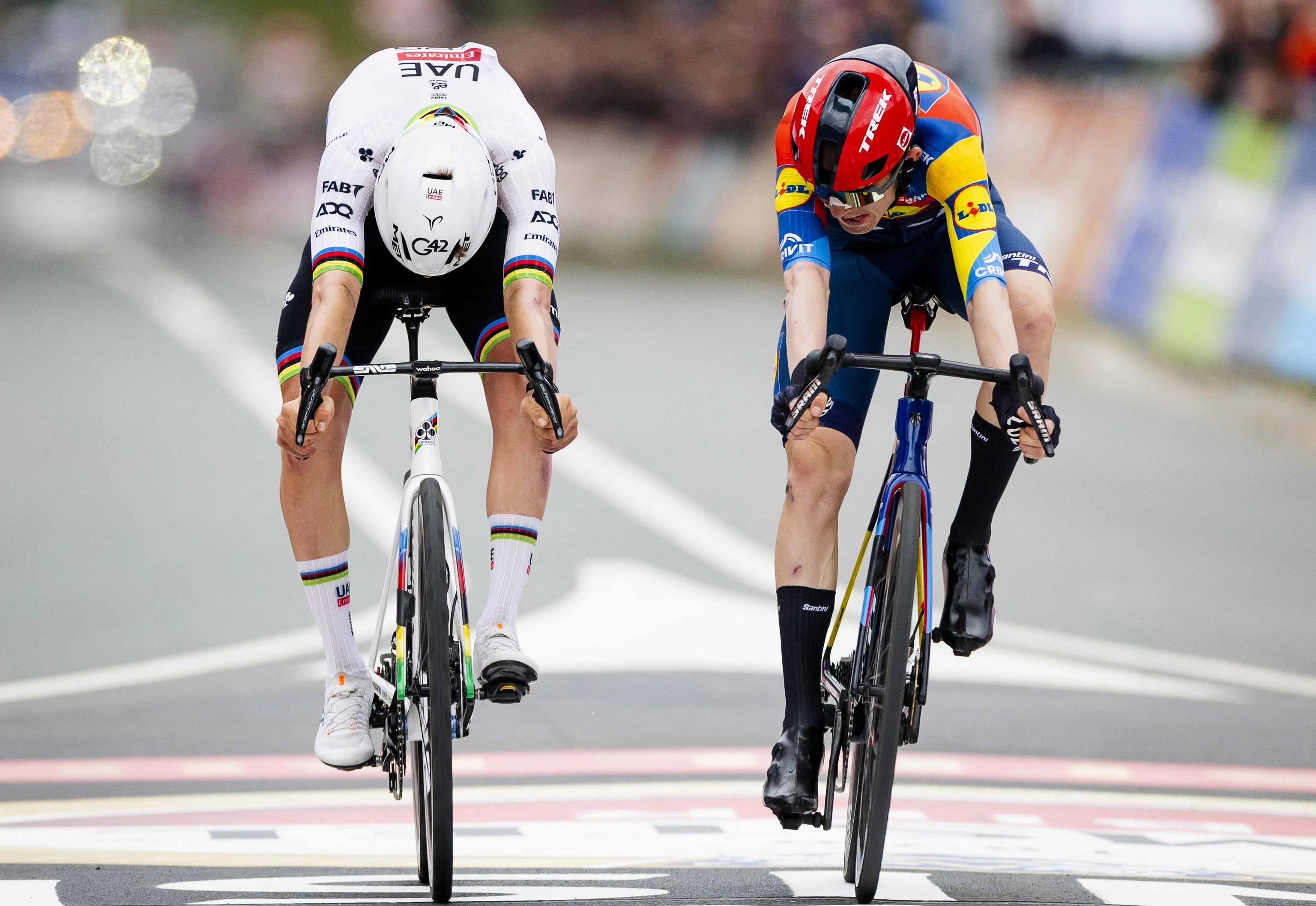 Skjelmose derrota a Pogacar en el sprint de la Amstel Gold Race.