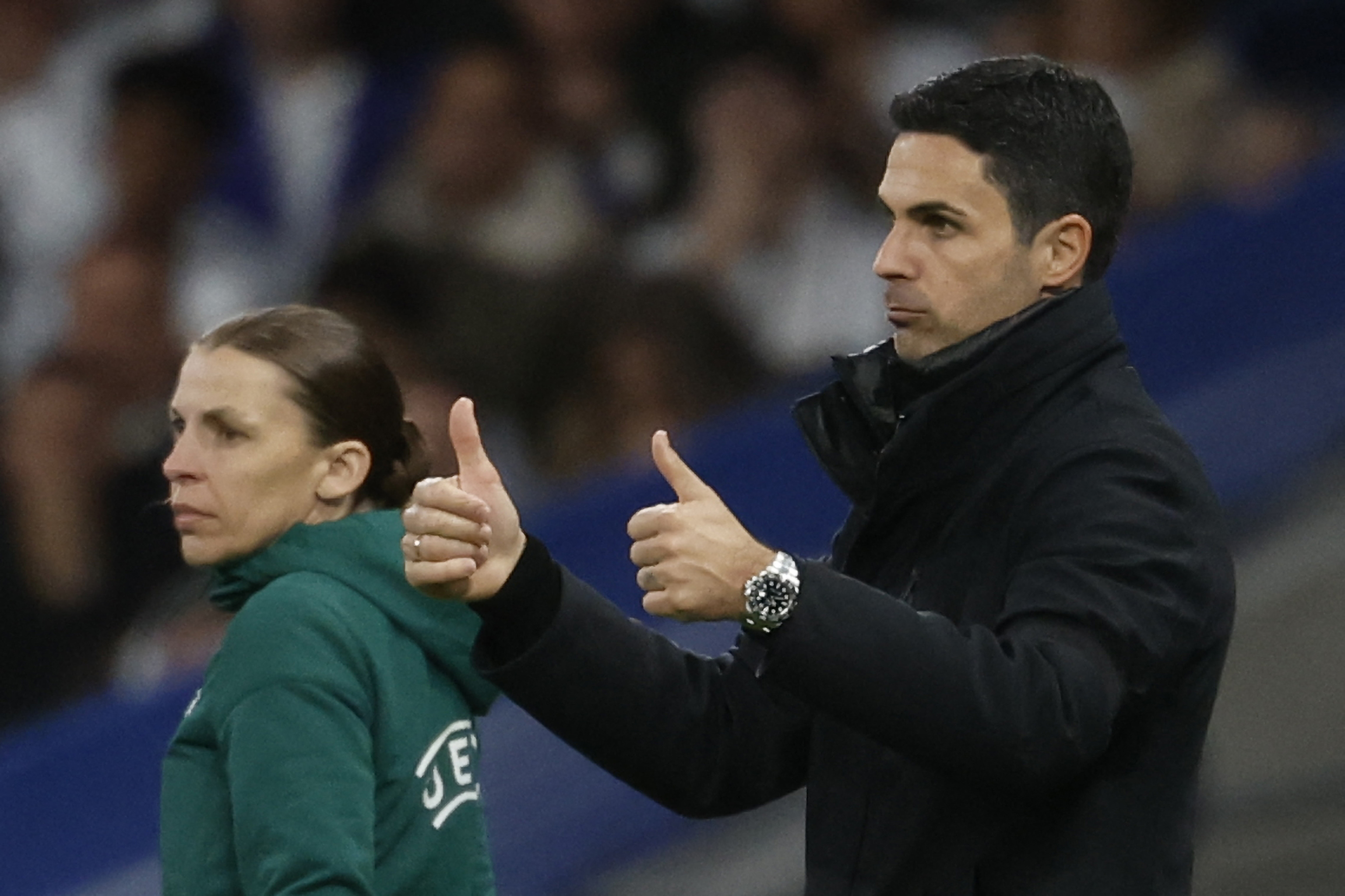 Arteta, satisfecho con sus futbolistas, en la zona técnica del Bernabéu.