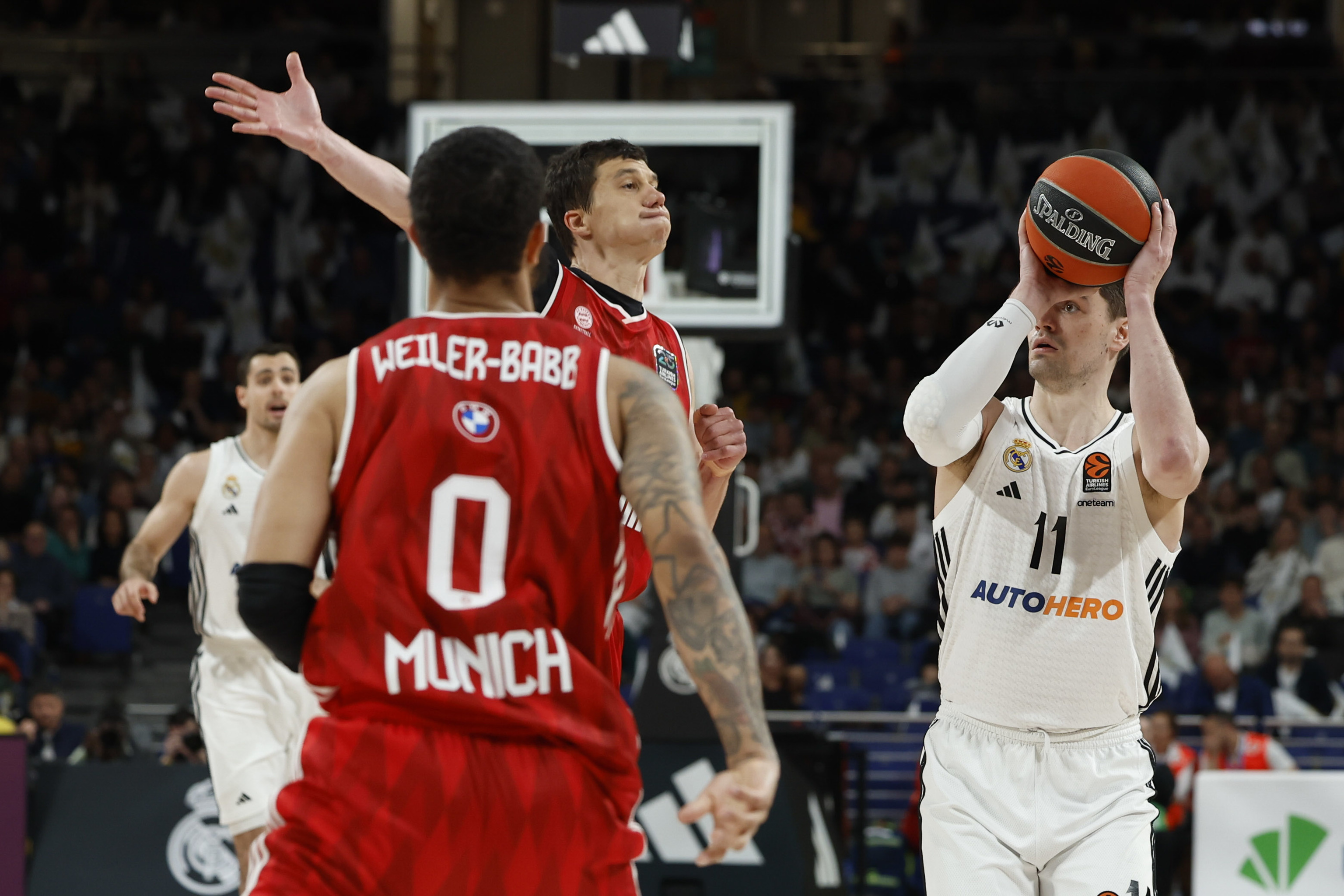Hezonja lanza ante los defensores del Bayern, en el Palacio.
