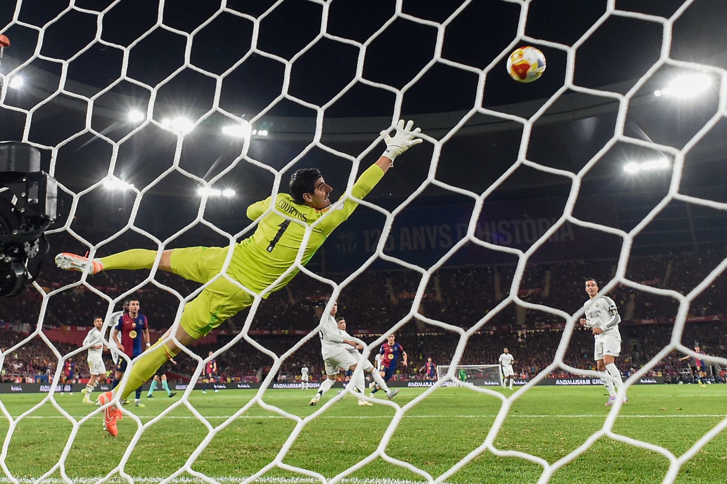 Courtois no alcanza el disparo de Pedri, en la acción del 1-0.