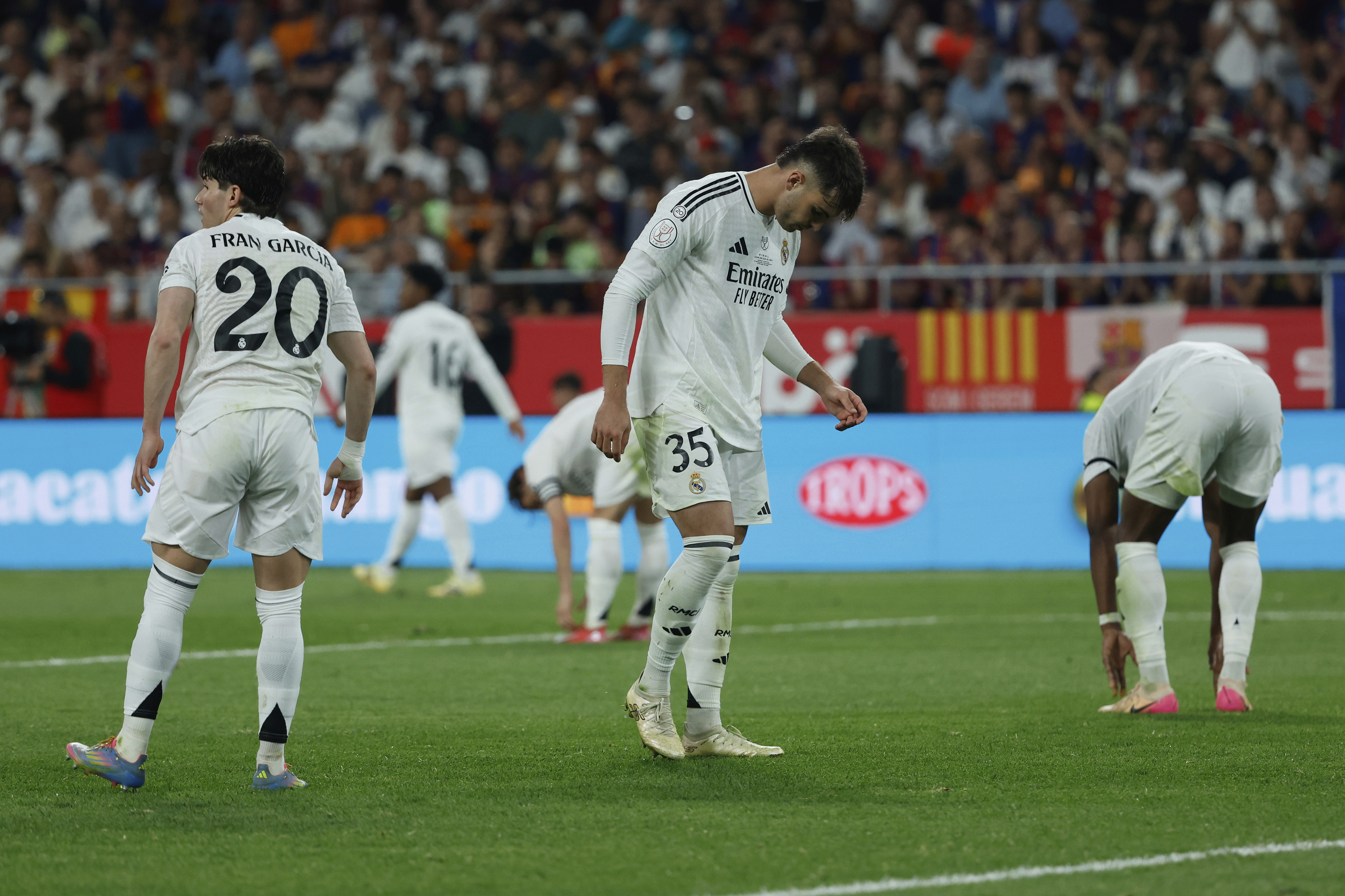 Los futbolistas del Madrid, abatidos, tras el gol de Koundé.