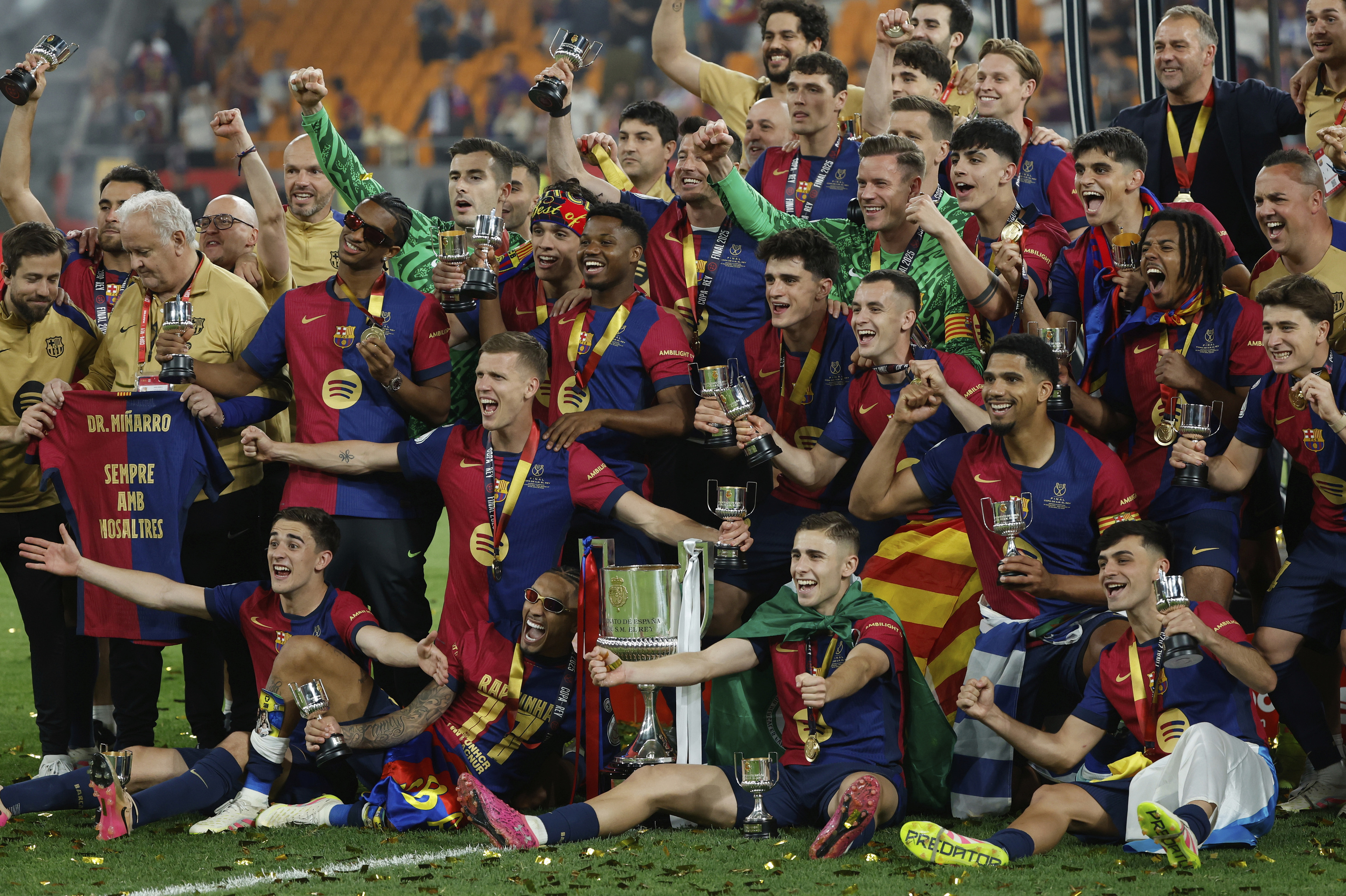 Los jugadores del Barcelona celebran el título con la Copa.