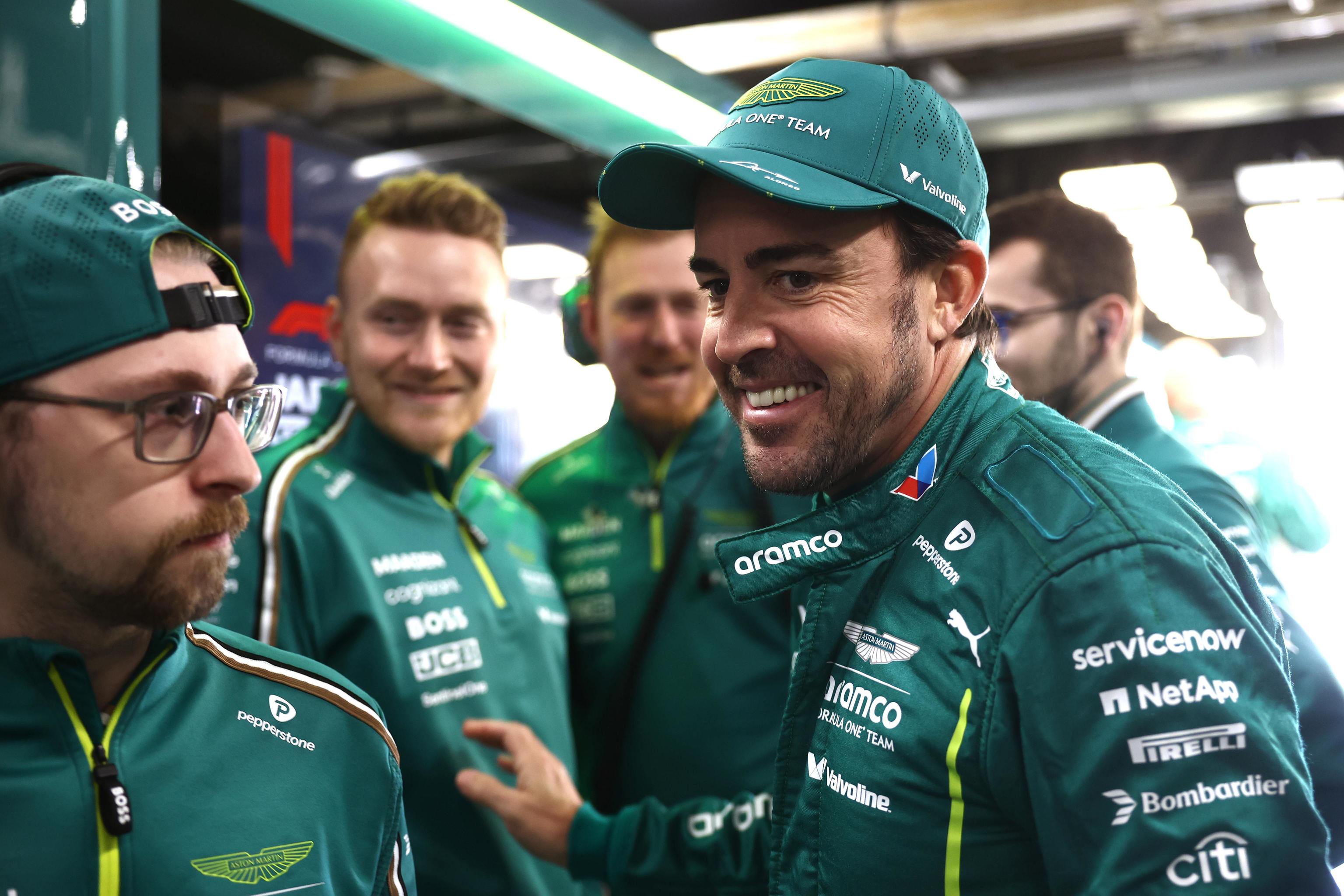 Alonso, en el garaje de Aston Martin en Suzuka.